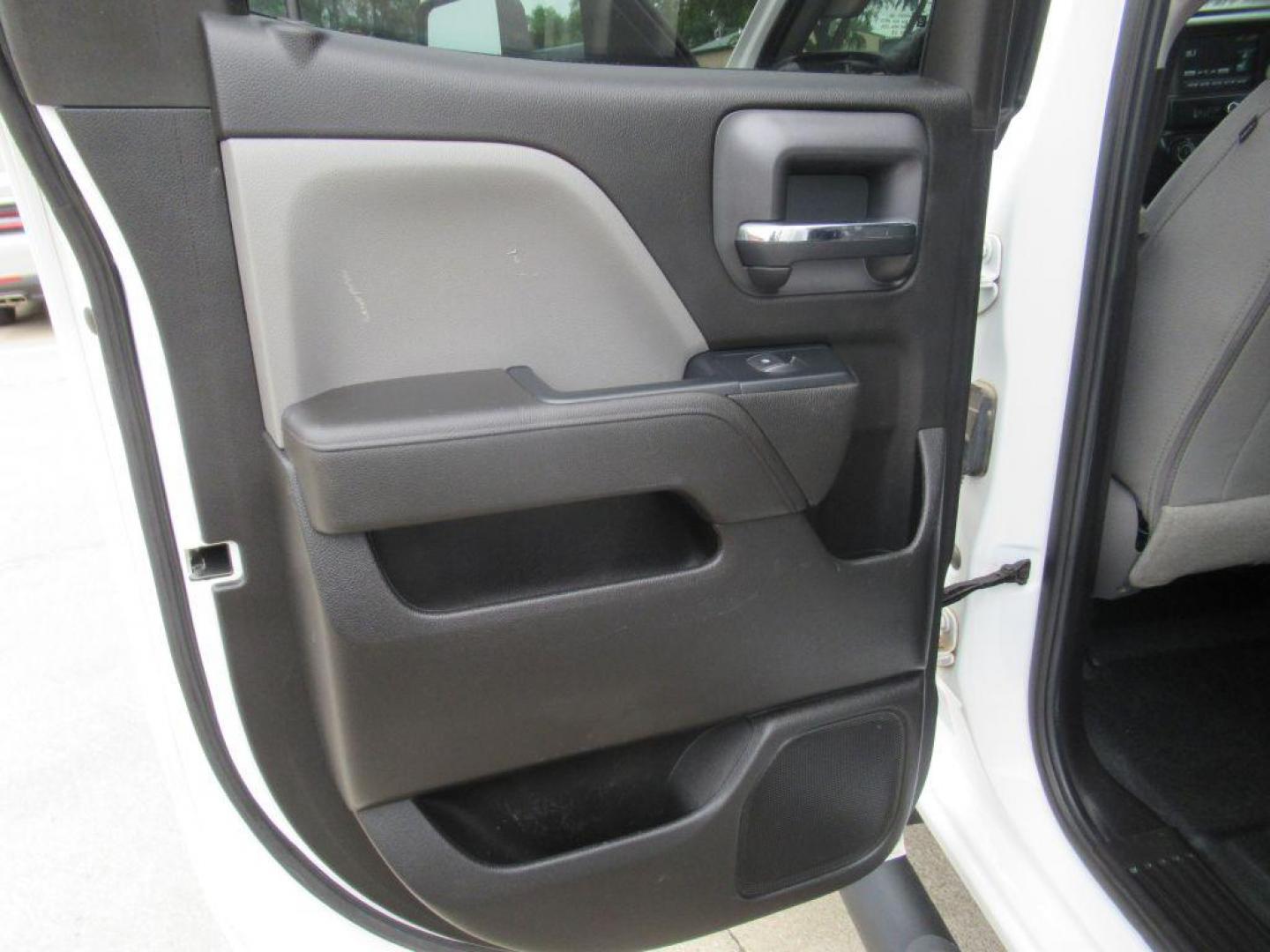 2019 WHITE CHEVROLET SILVERADO 2500 HEAVY DUTY (2GC2KREGXK1) with an 6.0L engine, Automatic transmission, located at 908 SE 14th Street, Des Moines, IA, 50317, (515) 281-0330, 41.580303, -93.597046 - Photo#10