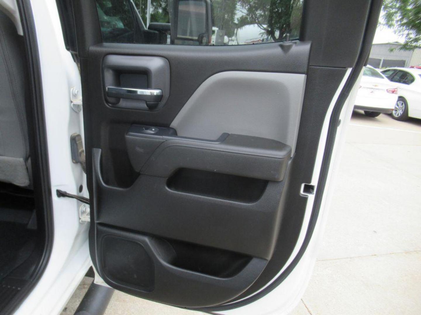 2019 WHITE CHEVROLET SILVERADO 2500 HEAVY DUTY (2GC2KREGXK1) with an 6.0L engine, Automatic transmission, located at 908 SE 14th Street, Des Moines, IA, 50317, (515) 281-0330, 41.580303, -93.597046 - Photo#11