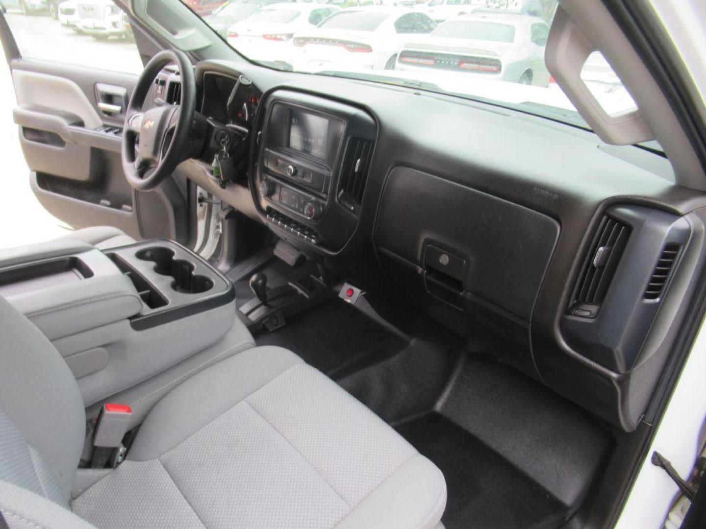 2019 WHITE CHEVROLET SILVERADO 2500 HEAVY DUTY (2GC2KREGXK1) with an 6.0L engine, Automatic transmission, located at 908 SE 14th Street, Des Moines, IA, 50317, (515) 281-0330, 41.580303, -93.597046 - Photo#13