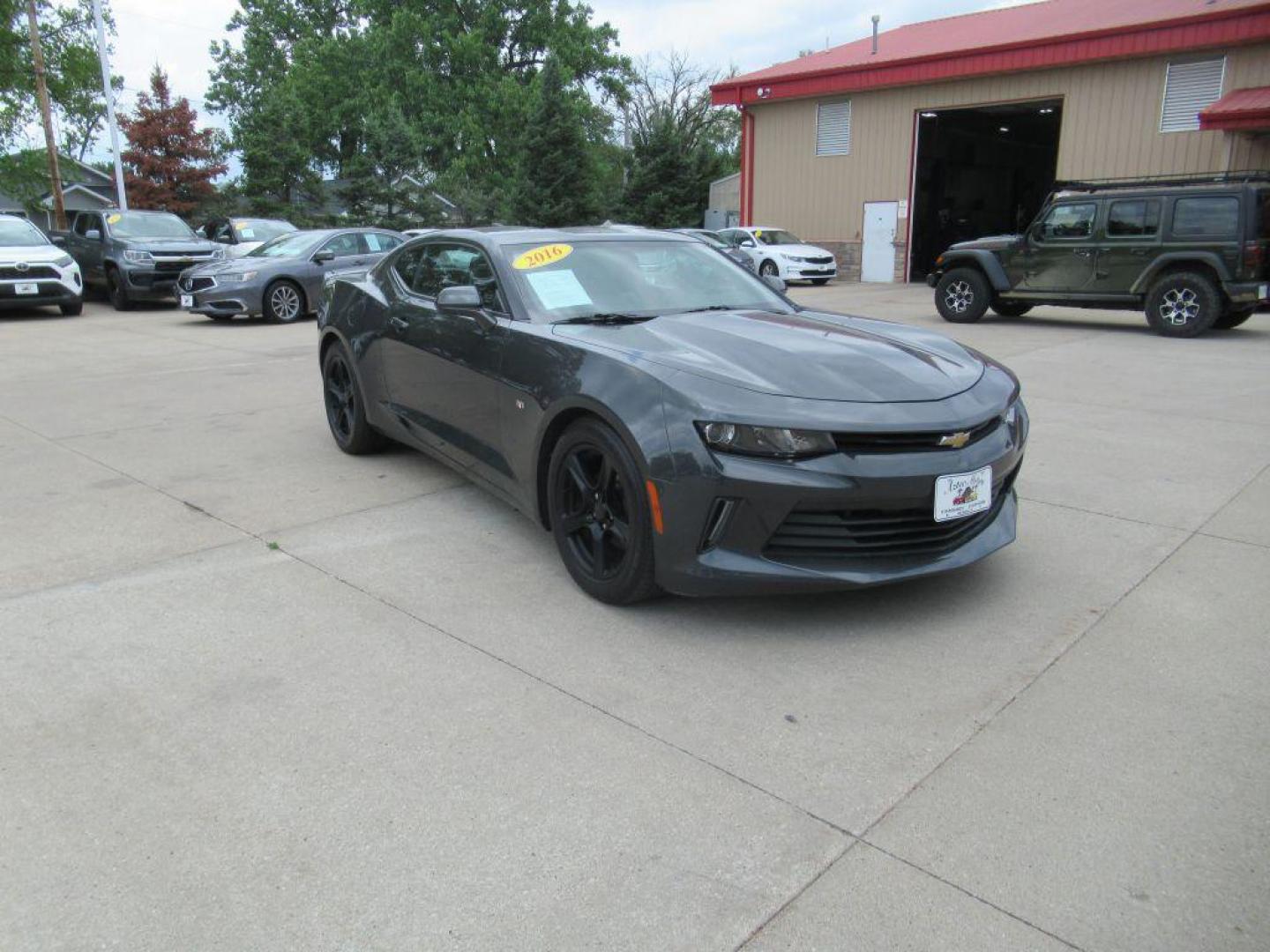 2016 GRAY CHEVROLET CAMARO LT (1G1FB1RS9G0) with an 3.6L engine, Automatic transmission, located at 908 SE 14th Street, Des Moines, IA, 50317, (515) 281-0330, 41.580303, -93.597046 - Photo#2
