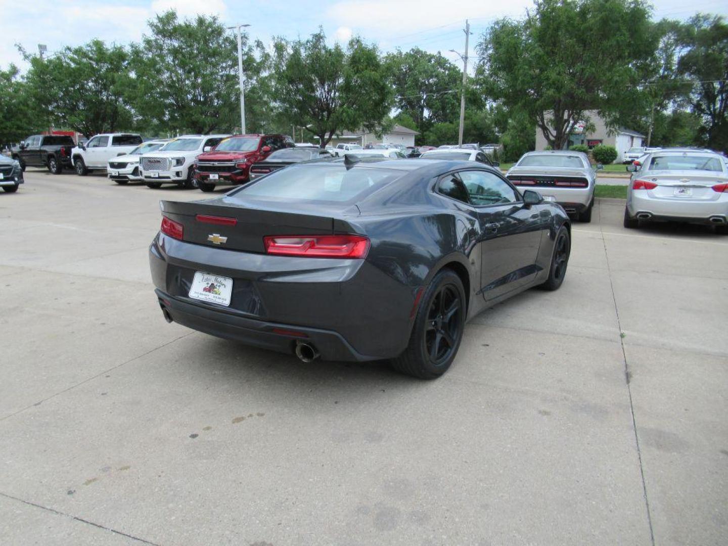 2016 GRAY CHEVROLET CAMARO LT (1G1FB1RS9G0) with an 3.6L engine, Automatic transmission, located at 908 SE 14th Street, Des Moines, IA, 50317, (515) 281-0330, 41.580303, -93.597046 - Photo#4