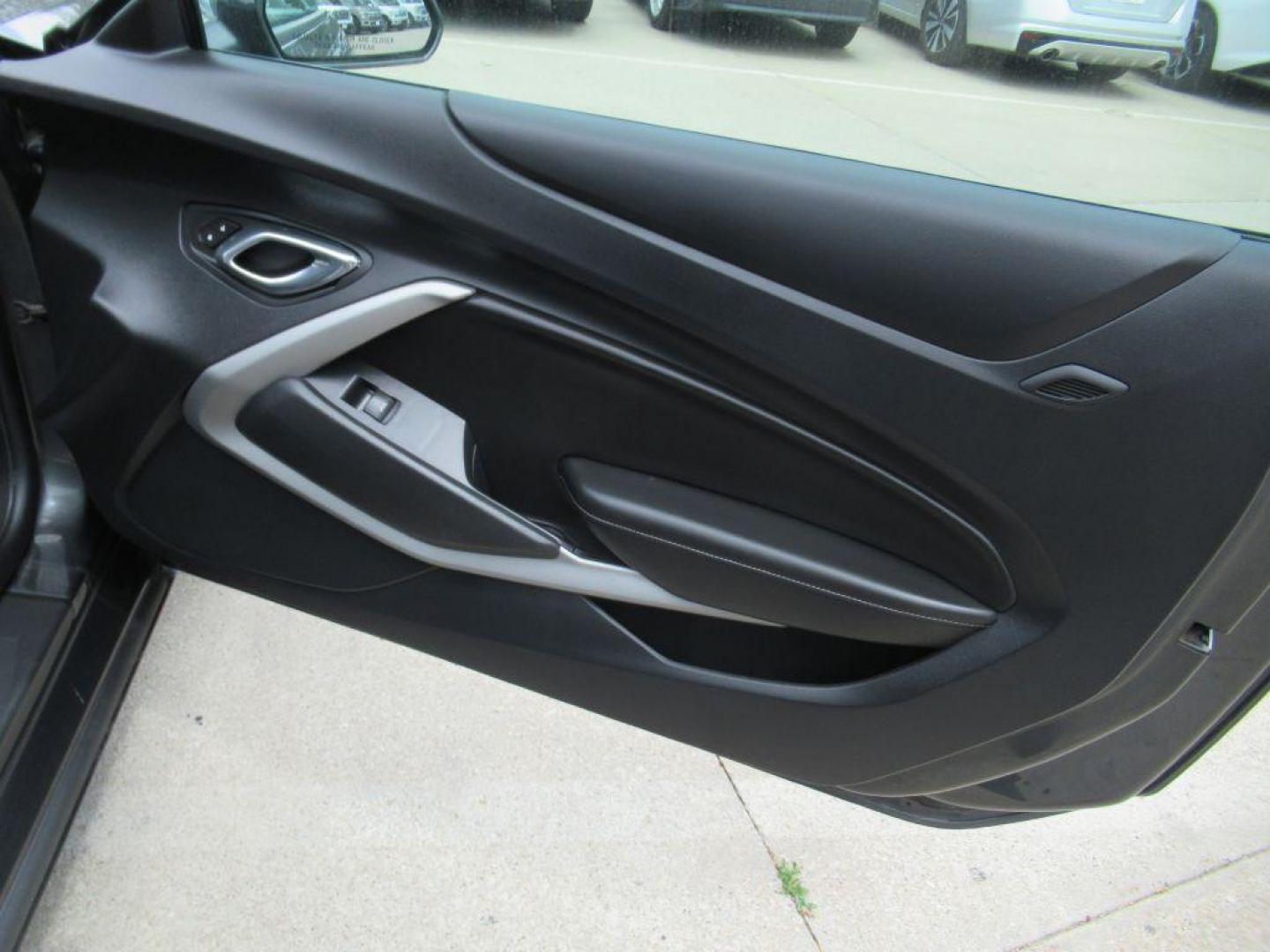 2016 GRAY CHEVROLET CAMARO LT (1G1FB1RS9G0) with an 3.6L engine, Automatic transmission, located at 908 SE 14th Street, Des Moines, IA, 50317, (515) 281-0330, 41.580303, -93.597046 - Photo#10