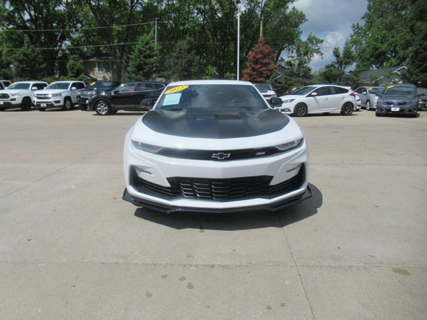 2023 WHITE CHEVROLET CAMARO SS (1G1FH1R70P0) with an 6.2L engine, Automatic transmission, located at 908 SE 14th Street, Des Moines, IA, 50317, (515) 281-0330, 41.580303, -93.597046 - Photo#1
