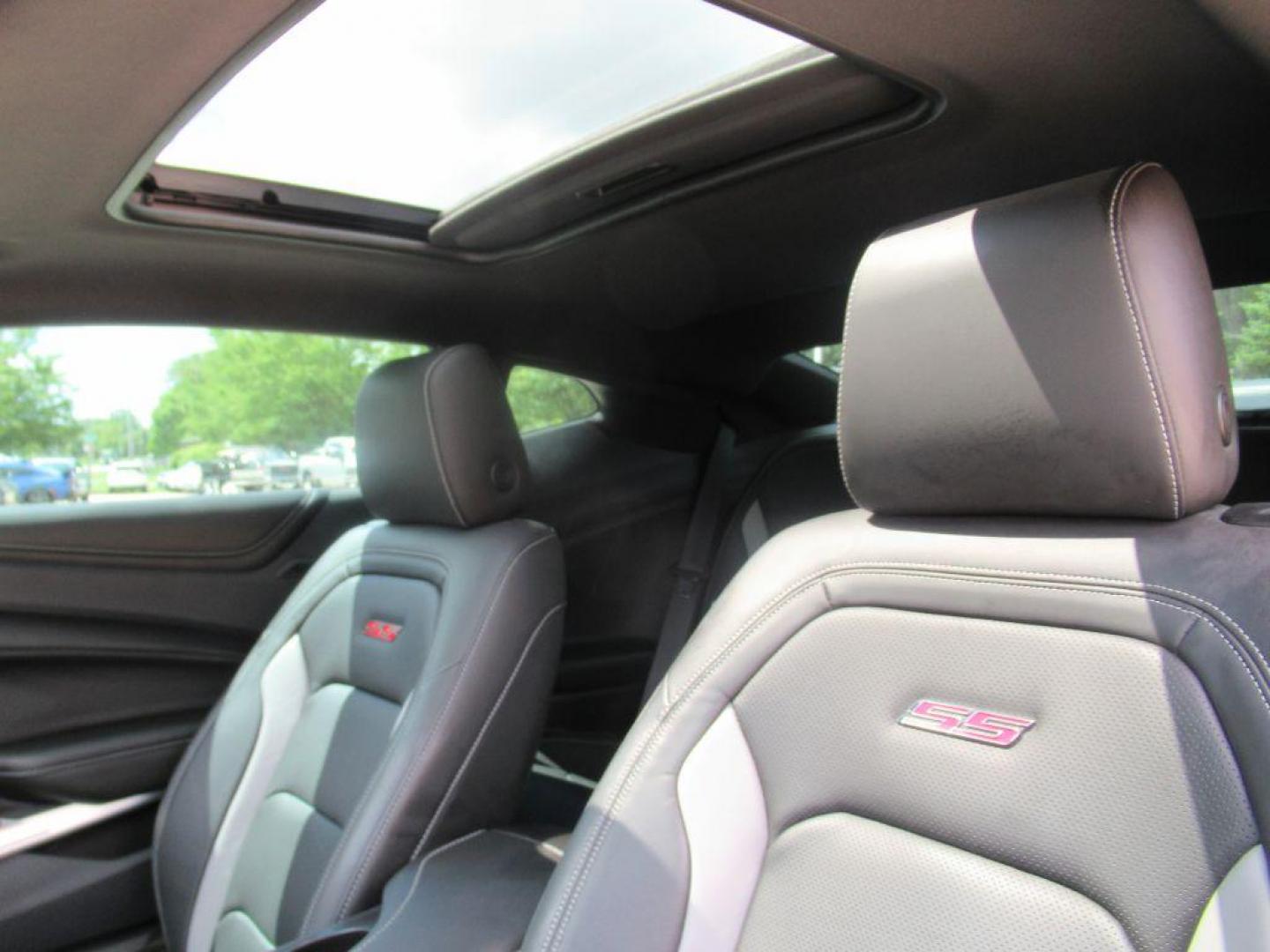 2023 WHITE CHEVROLET CAMARO SS (1G1FH1R70P0) with an 6.2L engine, Automatic transmission, located at 908 SE 14th Street, Des Moines, IA, 50317, (515) 281-0330, 41.580303, -93.597046 - Photo#13