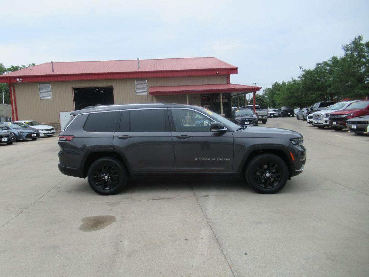 2022 GRAY JEEP GRAND CHEROKEE L LIMITED (1C4RJKBGXN8) with an 3.6L engine, Automatic transmission, located at 908 SE 14th Street, Des Moines, IA, 50317, (515) 281-0330, 41.580303, -93.597046 - Photo#3