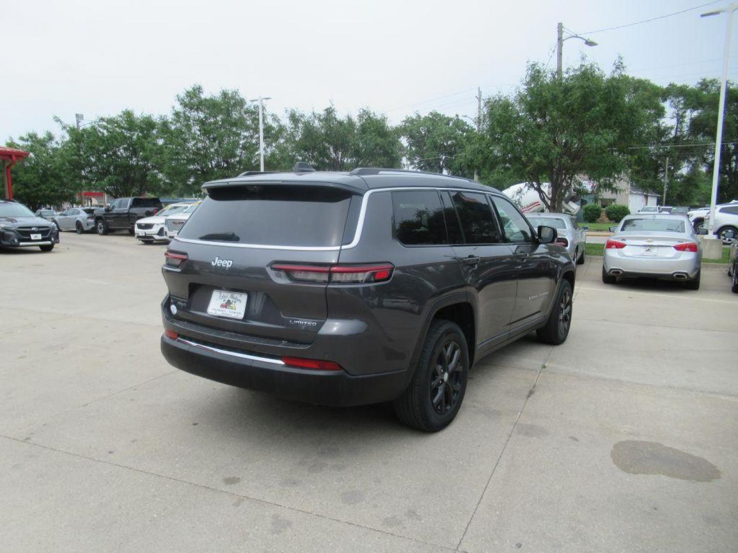 2022 GRAY JEEP GRAND CHEROKEE L LIMITED (1C4RJKBGXN8) with an 3.6L engine, Automatic transmission, located at 908 SE 14th Street, Des Moines, IA, 50317, (515) 281-0330, 41.580303, -93.597046 - Photo#4
