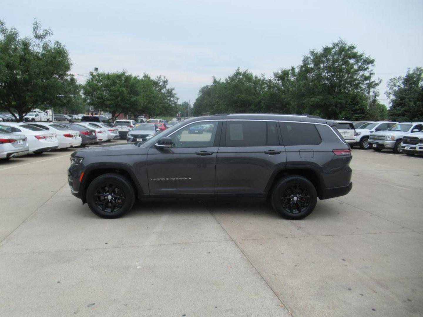 2022 GRAY JEEP GRAND CHEROKEE L LIMITED (1C4RJKBGXN8) with an 3.6L engine, Automatic transmission, located at 908 SE 14th Street, Des Moines, IA, 50317, (515) 281-0330, 41.580303, -93.597046 - Photo#7