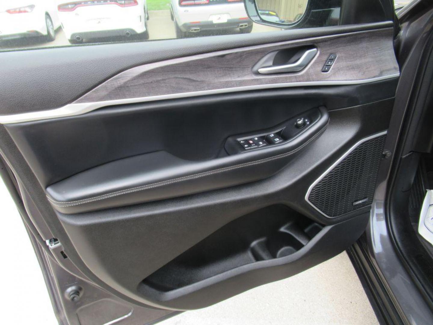 2022 GRAY JEEP GRAND CHEROKEE L LIMITED (1C4RJKBGXN8) with an 3.6L engine, Automatic transmission, located at 908 SE 14th Street, Des Moines, IA, 50317, (515) 281-0330, 41.580303, -93.597046 - Photo#9