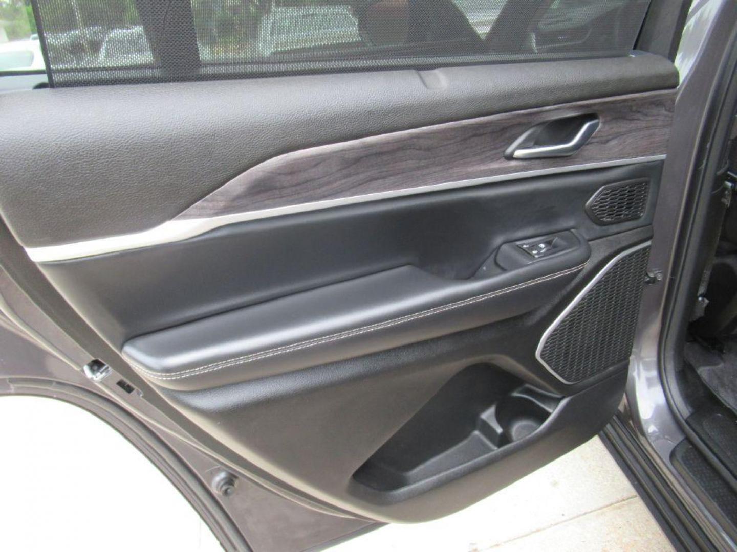 2022 GRAY JEEP GRAND CHEROKEE L LIMITED (1C4RJKBGXN8) with an 3.6L engine, Automatic transmission, located at 908 SE 14th Street, Des Moines, IA, 50317, (515) 281-0330, 41.580303, -93.597046 - Photo#10