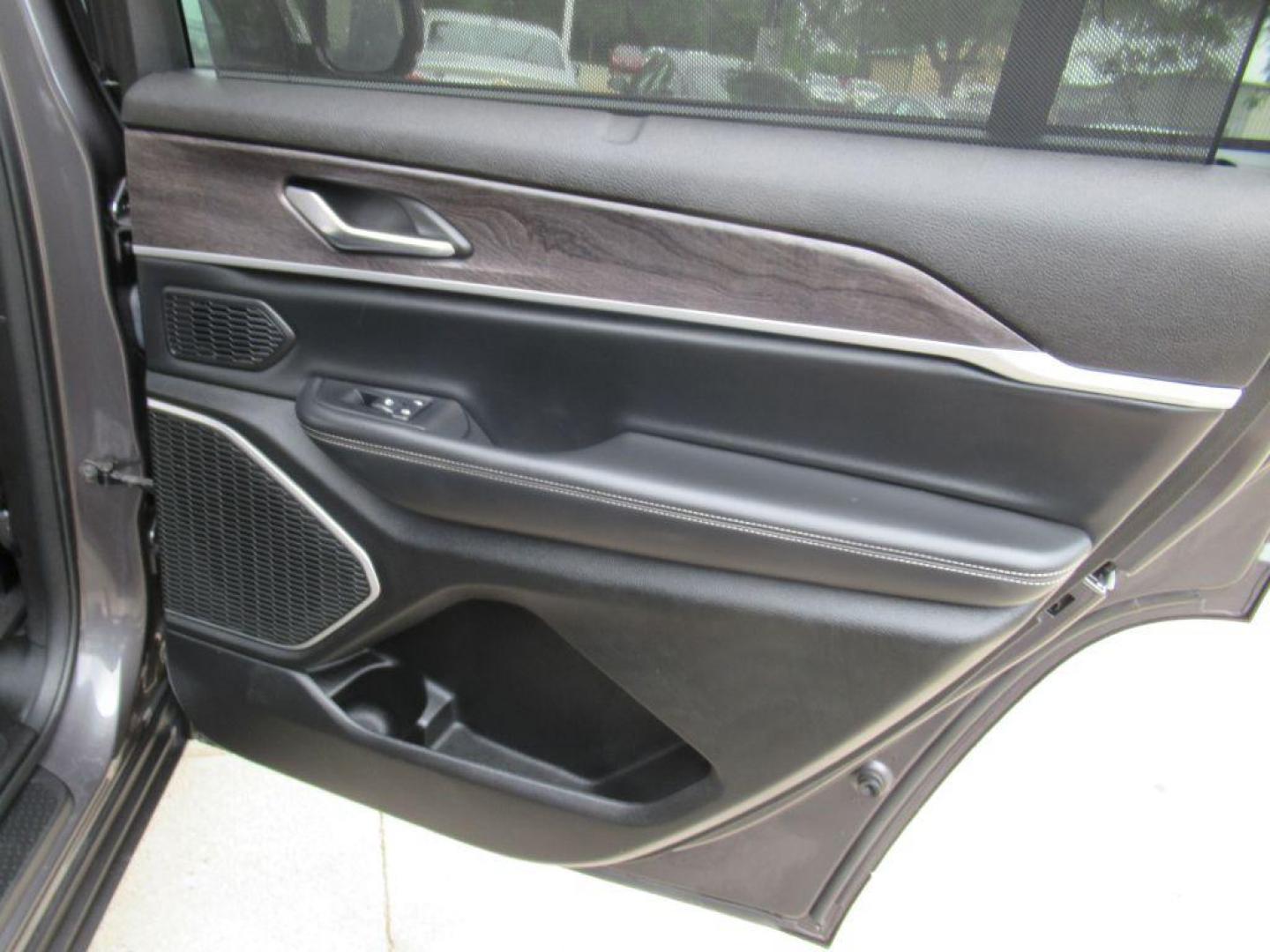 2022 GRAY JEEP GRAND CHEROKEE L LIMITED (1C4RJKBGXN8) with an 3.6L engine, Automatic transmission, located at 908 SE 14th Street, Des Moines, IA, 50317, (515) 281-0330, 41.580303, -93.597046 - Photo#11