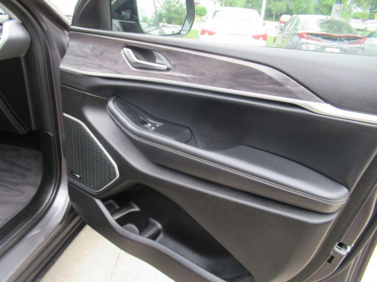 2022 GRAY JEEP GRAND CHEROKEE L LIMITED (1C4RJKBGXN8) with an 3.6L engine, Automatic transmission, located at 908 SE 14th Street, Des Moines, IA, 50317, (515) 281-0330, 41.580303, -93.597046 - Photo#12
