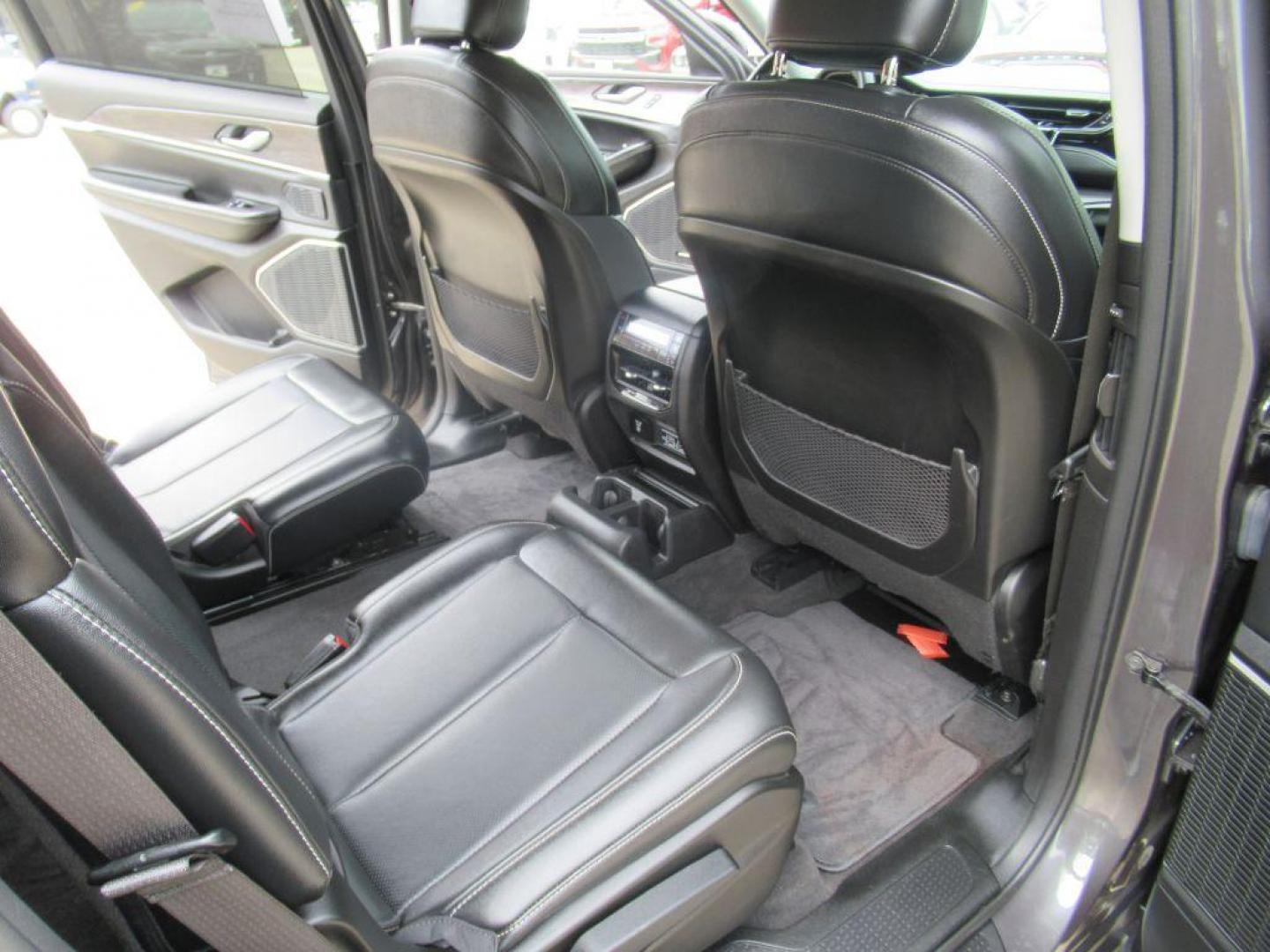 2022 GRAY JEEP GRAND CHEROKEE L LIMITED (1C4RJKBGXN8) with an 3.6L engine, Automatic transmission, located at 908 SE 14th Street, Des Moines, IA, 50317, (515) 281-0330, 41.580303, -93.597046 - Photo#14