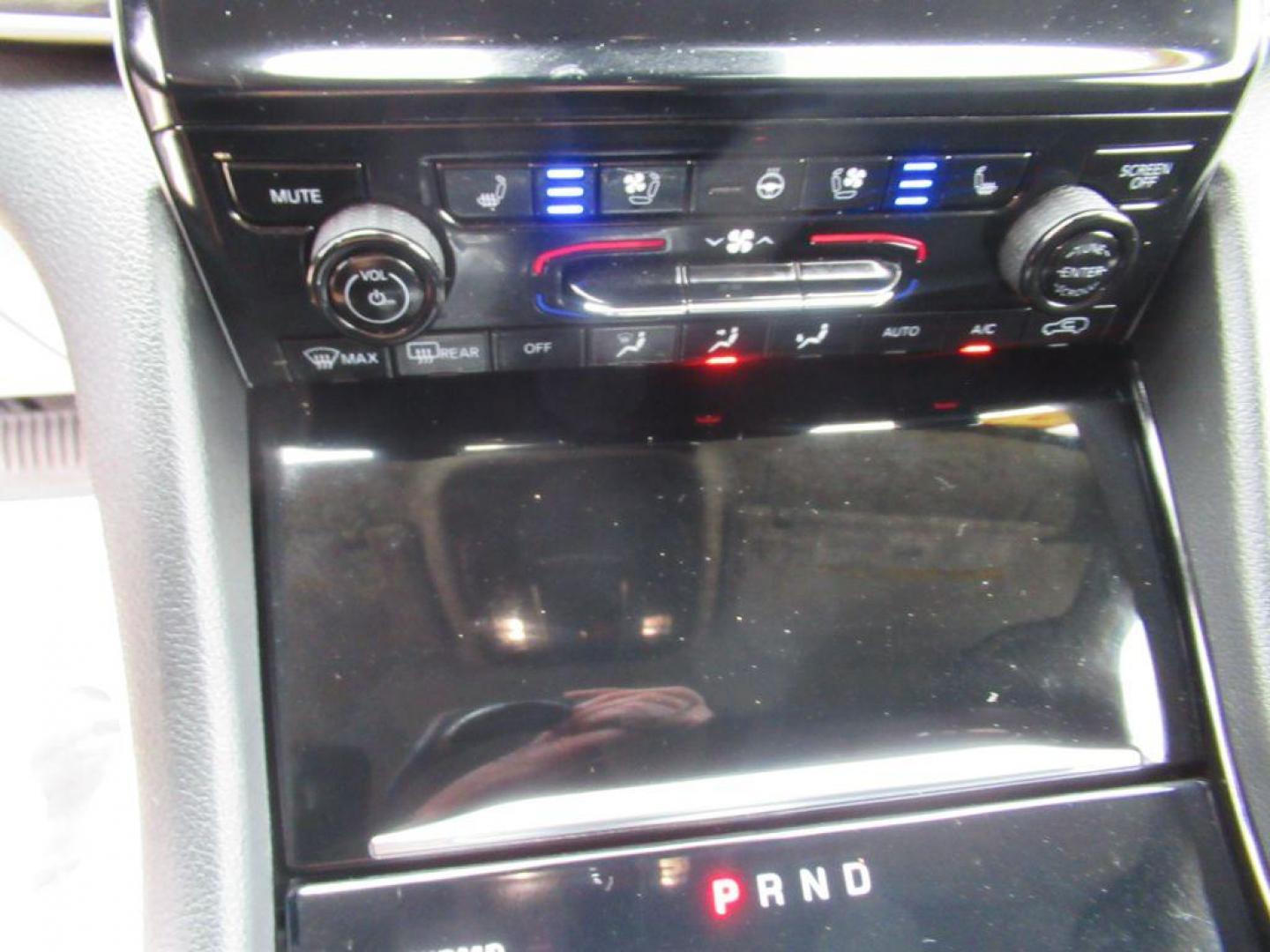 2022 GRAY JEEP GRAND CHEROKEE L LIMITED (1C4RJKBGXN8) with an 3.6L engine, Automatic transmission, located at 908 SE 14th Street, Des Moines, IA, 50317, (515) 281-0330, 41.580303, -93.597046 - Photo#22