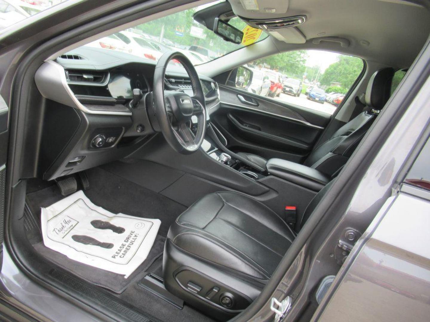 2022 GRAY JEEP GRAND CHEROKEE L LIMITED (1C4RJKBGXN8) with an 3.6L engine, Automatic transmission, located at 908 SE 14th Street, Des Moines, IA, 50317, (515) 281-0330, 41.580303, -93.597046 - Photo#27