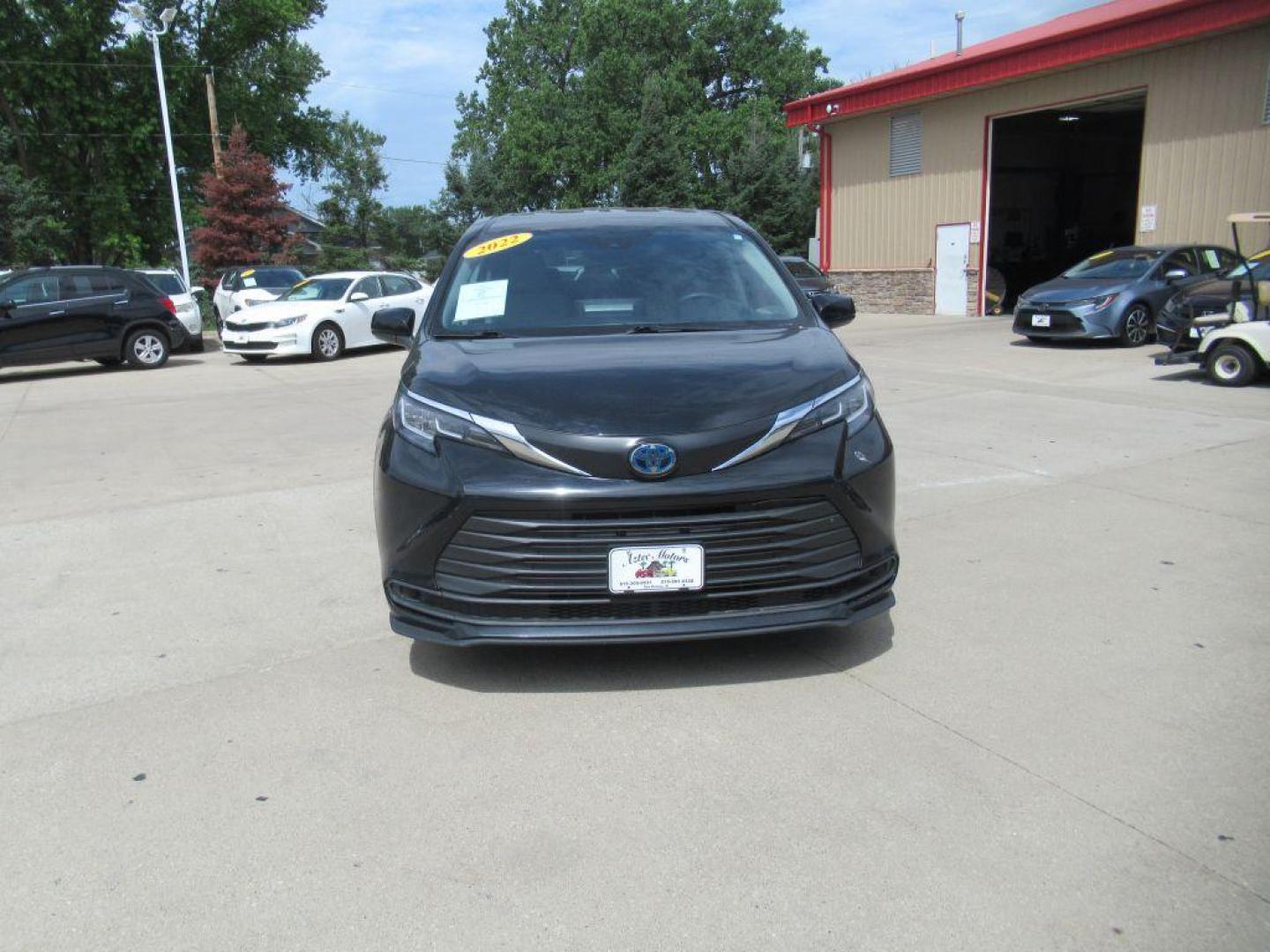 2022 BLACK TOYOTA SIENNA LE (5TDKSKFC5NS) with an 2.5L engine, Continuously Variable transmission, located at 908 SE 14th Street, Des Moines, IA, 50317, (515) 281-0330, 41.580303, -93.597046 - Photo#1