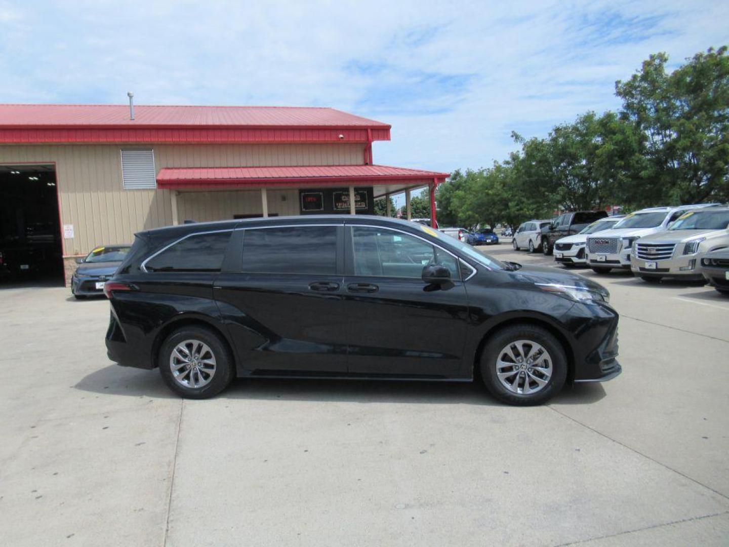 2022 BLACK TOYOTA SIENNA LE (5TDKSKFC5NS) with an 2.5L engine, Continuously Variable transmission, located at 908 SE 14th Street, Des Moines, IA, 50317, (515) 281-0330, 41.580303, -93.597046 - Photo#3