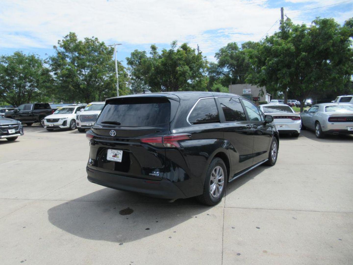 2022 BLACK TOYOTA SIENNA LE (5TDKSKFC5NS) with an 2.5L engine, Continuously Variable transmission, located at 908 SE 14th Street, Des Moines, IA, 50317, (515) 281-0330, 41.580303, -93.597046 - Photo#4