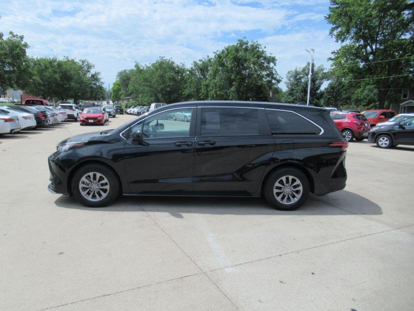 2022 BLACK TOYOTA SIENNA LE (5TDKSKFC5NS) with an 2.5L engine, Continuously Variable transmission, located at 908 SE 14th Street, Des Moines, IA, 50317, (515) 281-0330, 41.580303, -93.597046 - Photo#7