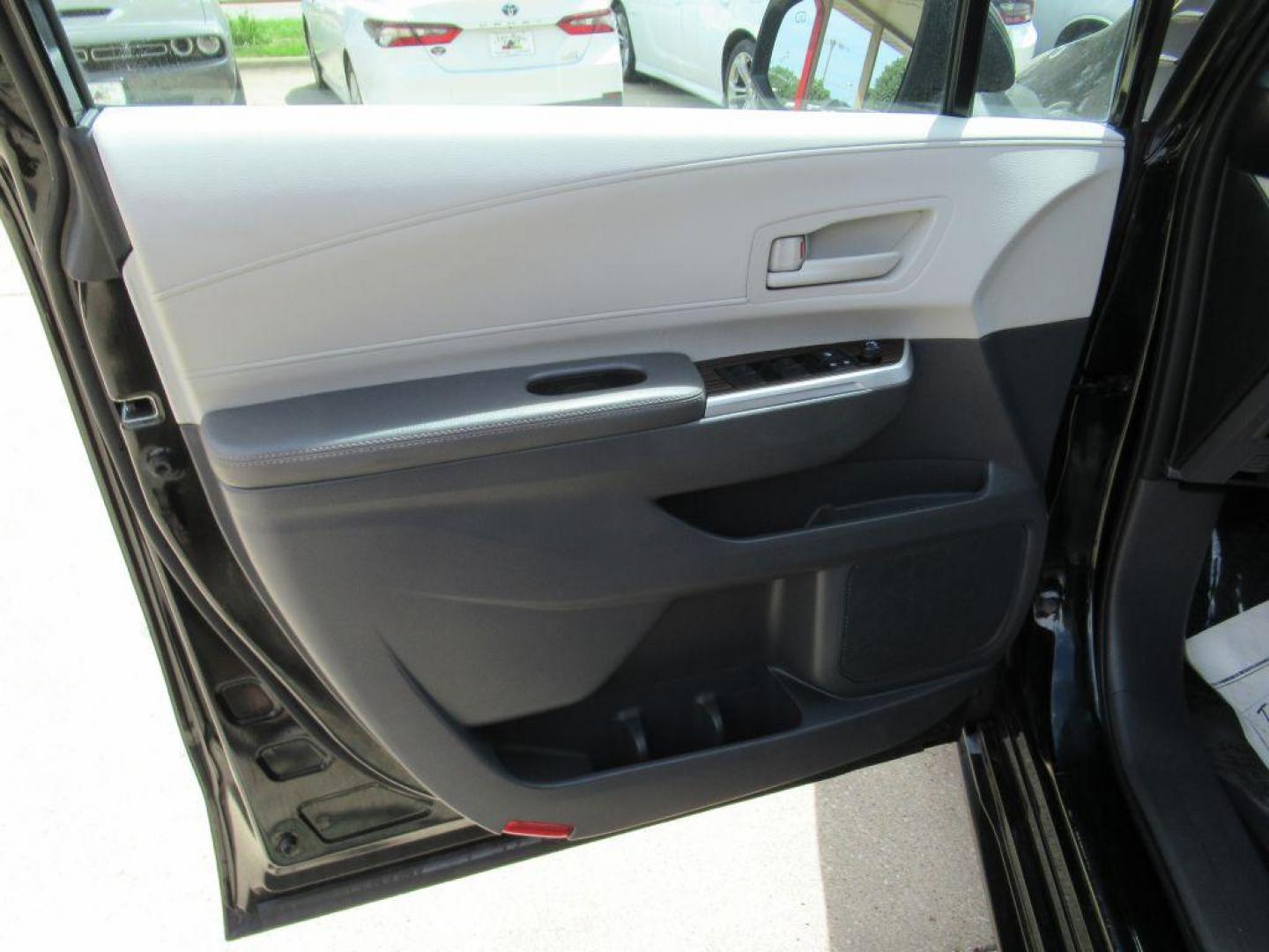 2022 BLACK TOYOTA SIENNA LE (5TDKSKFC5NS) with an 2.5L engine, Continuously Variable transmission, located at 908 SE 14th Street, Des Moines, IA, 50317, (515) 281-0330, 41.580303, -93.597046 - Photo#9