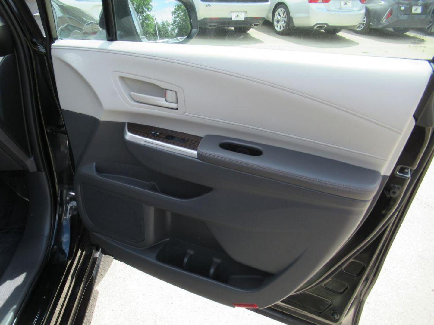 2022 BLACK TOYOTA SIENNA LE (5TDKSKFC5NS) with an 2.5L engine, Continuously Variable transmission, located at 908 SE 14th Street, Des Moines, IA, 50317, (515) 281-0330, 41.580303, -93.597046 - Photo#10