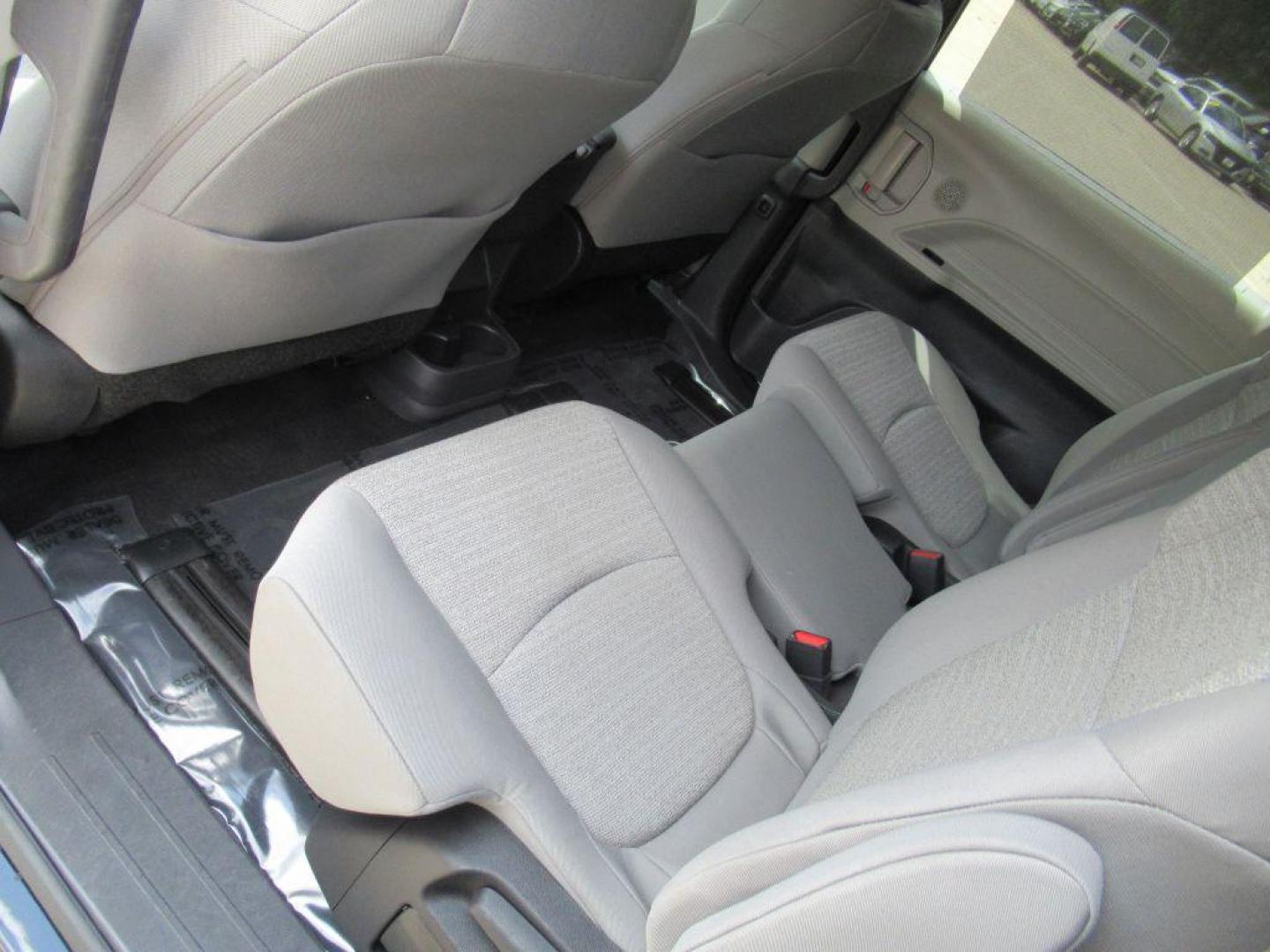2022 BLACK TOYOTA SIENNA LE (5TDKSKFC5NS) with an 2.5L engine, Continuously Variable transmission, located at 908 SE 14th Street, Des Moines, IA, 50317, (515) 281-0330, 41.580303, -93.597046 - Photo#14