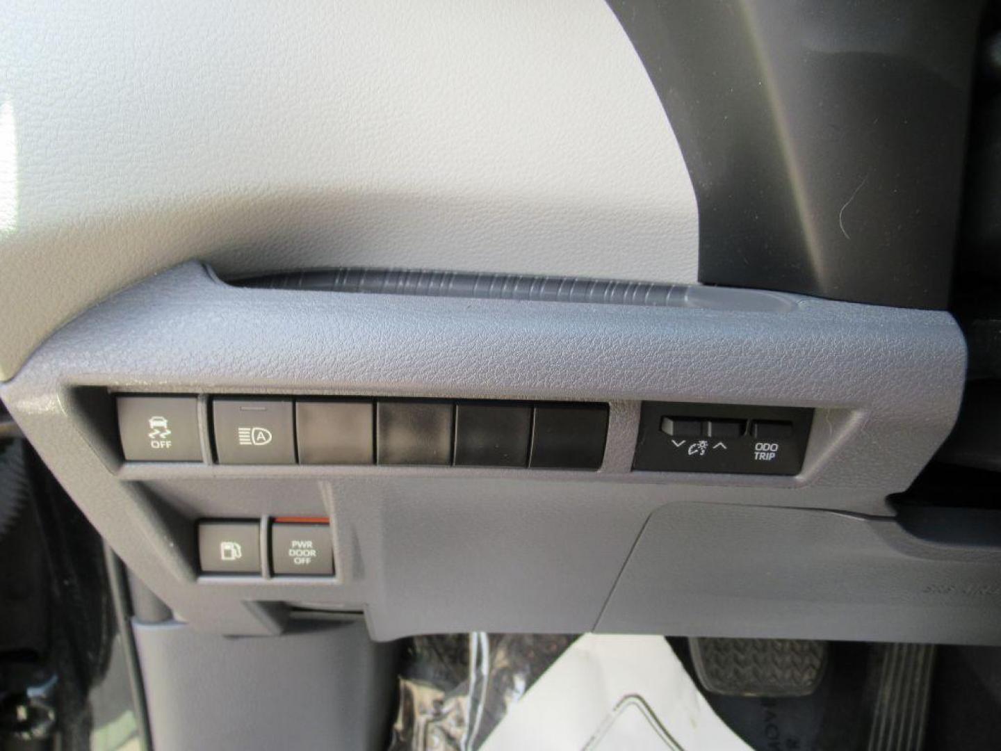 2022 BLACK TOYOTA SIENNA LE (5TDKSKFC5NS) with an 2.5L engine, Continuously Variable transmission, located at 908 SE 14th Street, Des Moines, IA, 50317, (515) 281-0330, 41.580303, -93.597046 - Photo#23