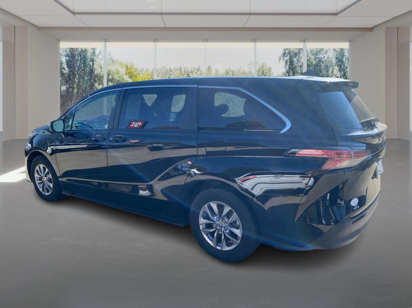 2022 BLACK TOYOTA SIENNA LE (5TDKSKFC5NS) with an 2.5L engine, Continuously Variable transmission, located at 908 SE 14th Street, Des Moines, IA, 50317, (515) 281-0330, 41.580303, -93.597046 - Photo#4