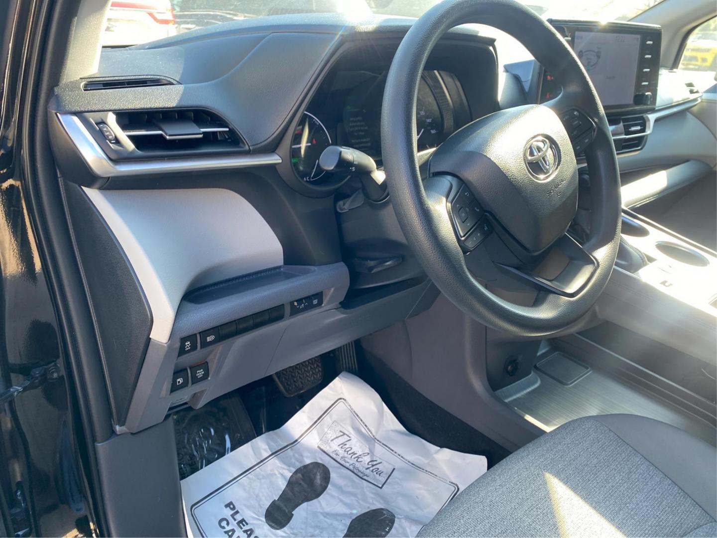 2022 BLACK TOYOTA SIENNA LE (5TDKSKFC5NS) with an 2.5L engine, Continuously Variable transmission, located at 908 SE 14th Street, Des Moines, IA, 50317, (515) 281-0330, 41.580303, -93.597046 - Photo#17