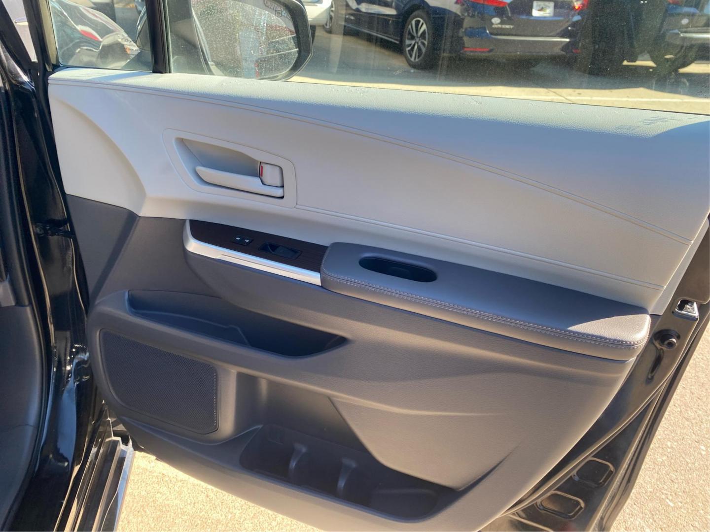 2022 BLACK TOYOTA SIENNA LE (5TDKSKFC5NS) with an 2.5L engine, Continuously Variable transmission, located at 908 SE 14th Street, Des Moines, IA, 50317, (515) 281-0330, 41.580303, -93.597046 - Photo#20