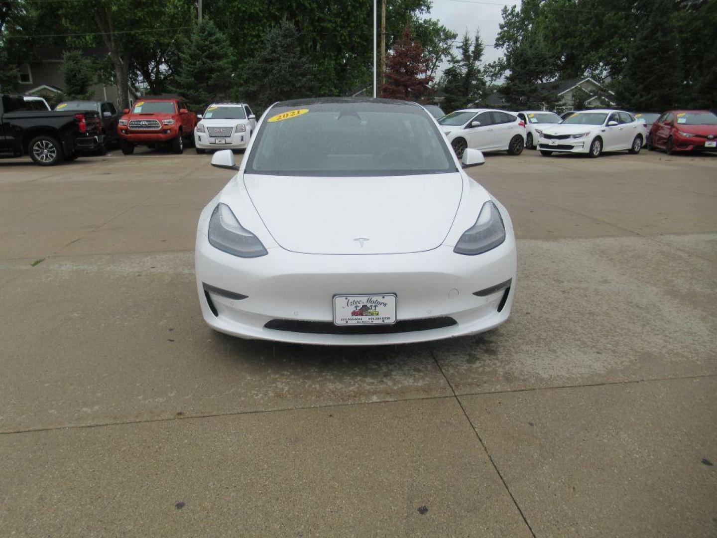 2021 WHITE TESLA MODEL 3 (5YJ3E1EB4MF) , Continuously Variable transmission, located at 908 SE 14th Street, Des Moines, IA, 50317, (515) 281-0330, 41.580303, -93.597046 - Photo#1