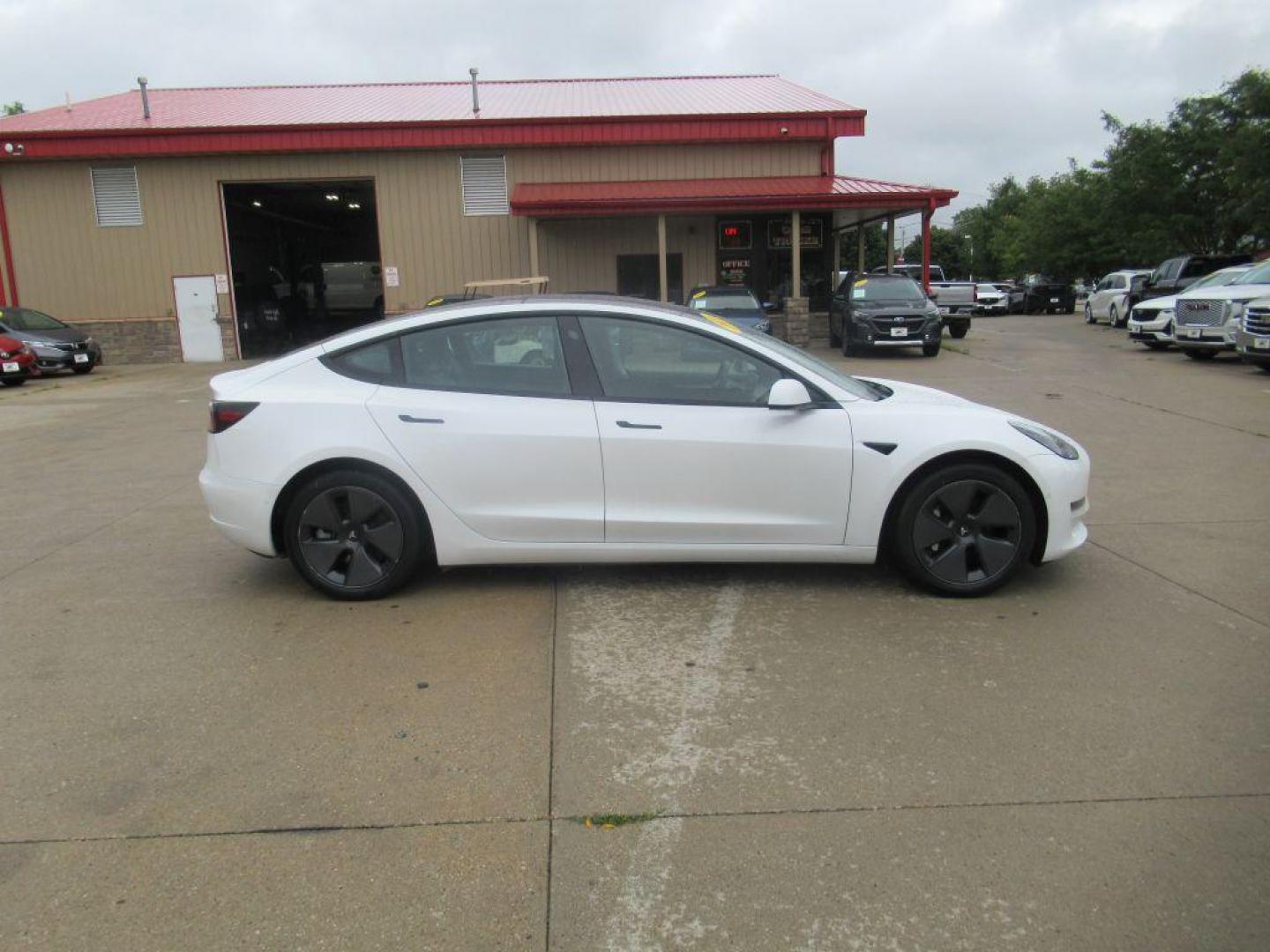 2021 WHITE TESLA MODEL 3 (5YJ3E1EB4MF) , Continuously Variable transmission, located at 908 SE 14th Street, Des Moines, IA, 50317, (515) 281-0330, 41.580303, -93.597046 - Photo#3