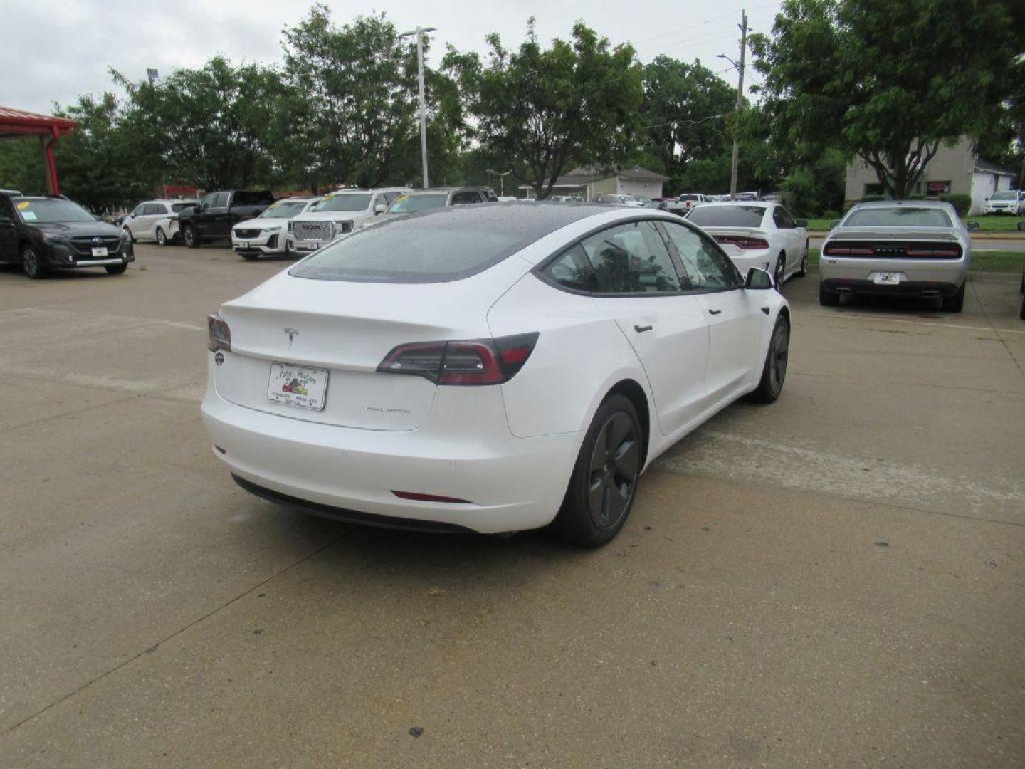 2021 WHITE TESLA MODEL 3 (5YJ3E1EB4MF) , Continuously Variable transmission, located at 908 SE 14th Street, Des Moines, IA, 50317, (515) 281-0330, 41.580303, -93.597046 - Photo#4