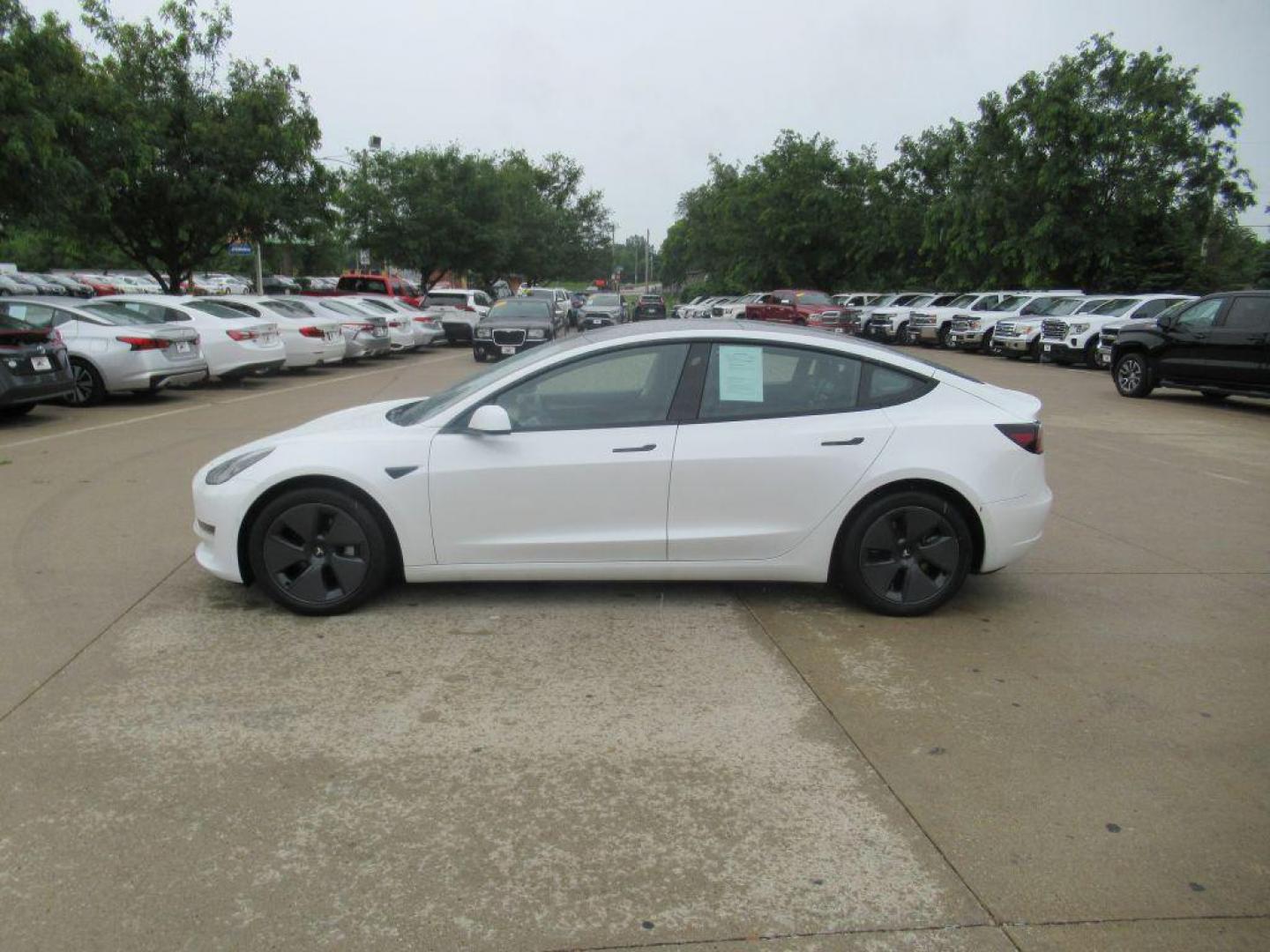 2021 WHITE TESLA MODEL 3 (5YJ3E1EB4MF) , Continuously Variable transmission, located at 908 SE 14th Street, Des Moines, IA, 50317, (515) 281-0330, 41.580303, -93.597046 - Photo#7