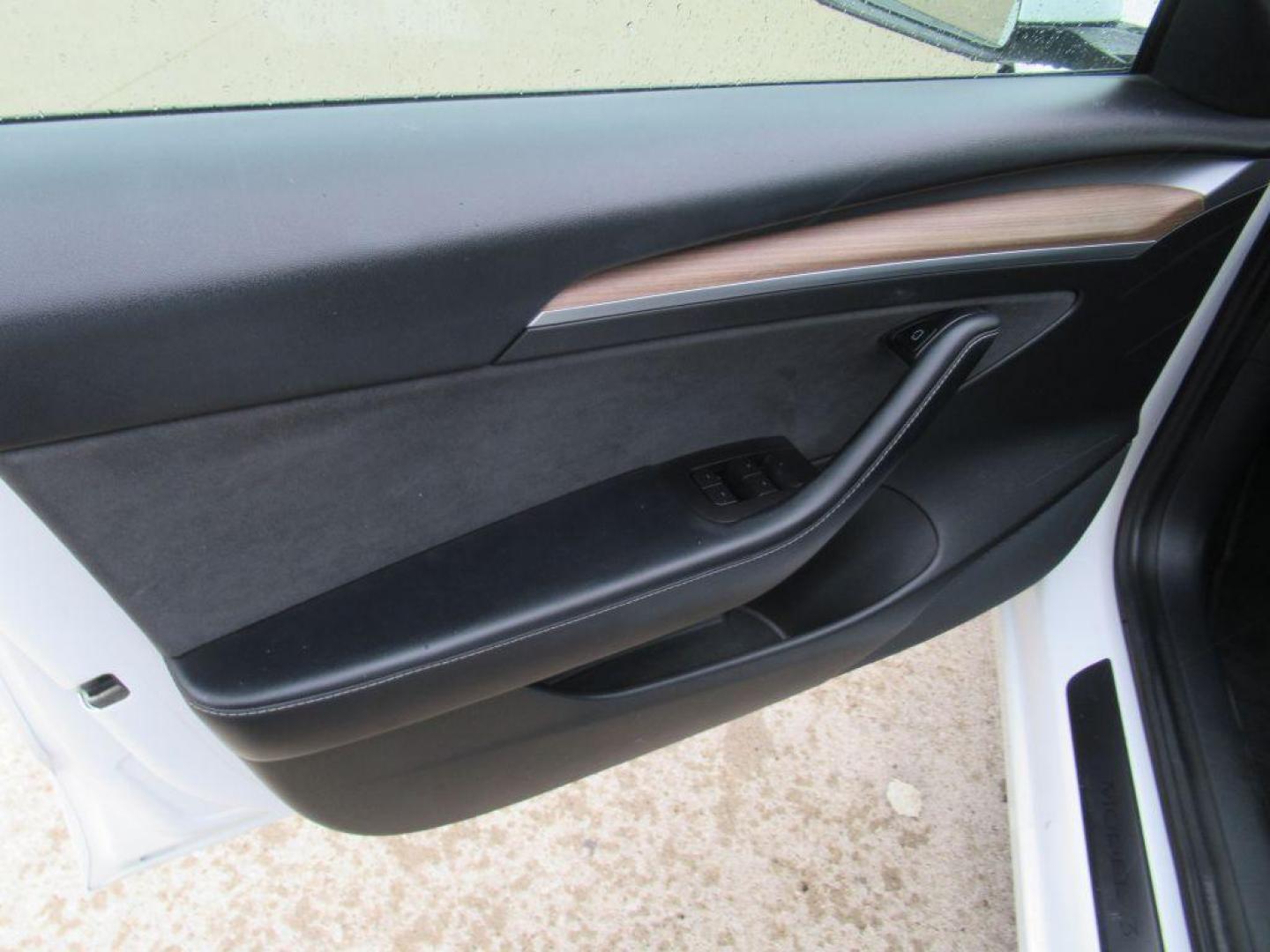 2021 WHITE TESLA MODEL 3 (5YJ3E1EB4MF) , Continuously Variable transmission, located at 908 SE 14th Street, Des Moines, IA, 50317, (515) 281-0330, 41.580303, -93.597046 - Photo#9