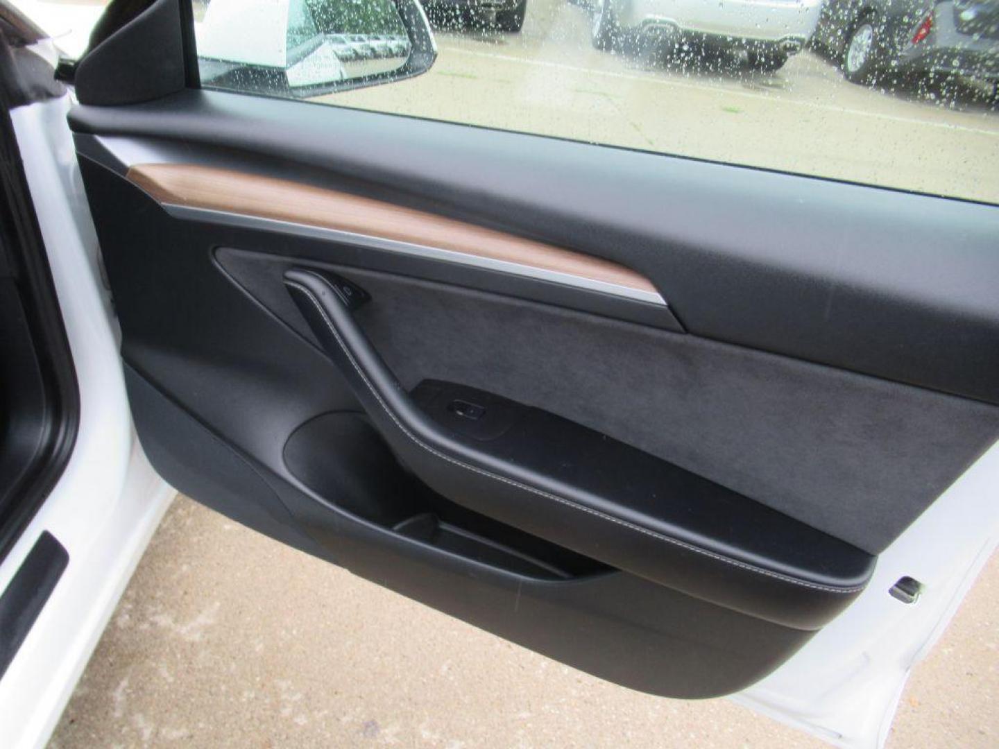 2021 WHITE TESLA MODEL 3 (5YJ3E1EB4MF) , Continuously Variable transmission, located at 908 SE 14th Street, Des Moines, IA, 50317, (515) 281-0330, 41.580303, -93.597046 - Photo#12