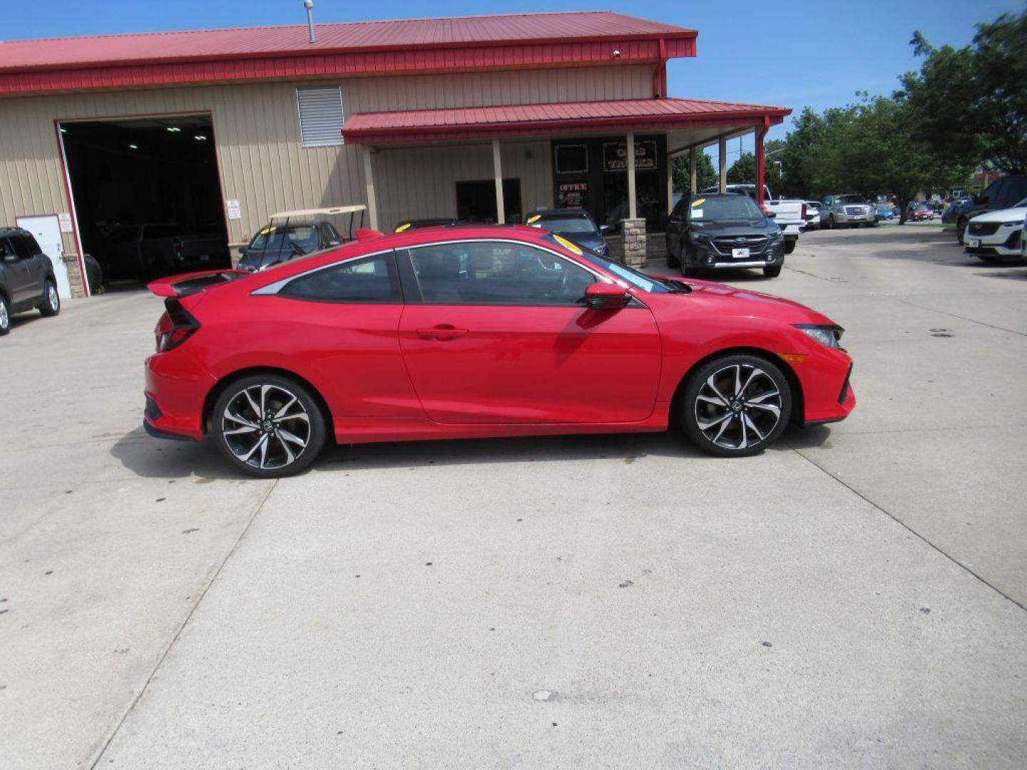 2017 RED HONDA CIVIC SI (2HGFC3A58HH) with an 1.5L engine, 6-Speed Manual transmission, located at 908 SE 14th Street, Des Moines, IA, 50317, (515) 281-0330, 41.580303, -93.597046 - Photo#3