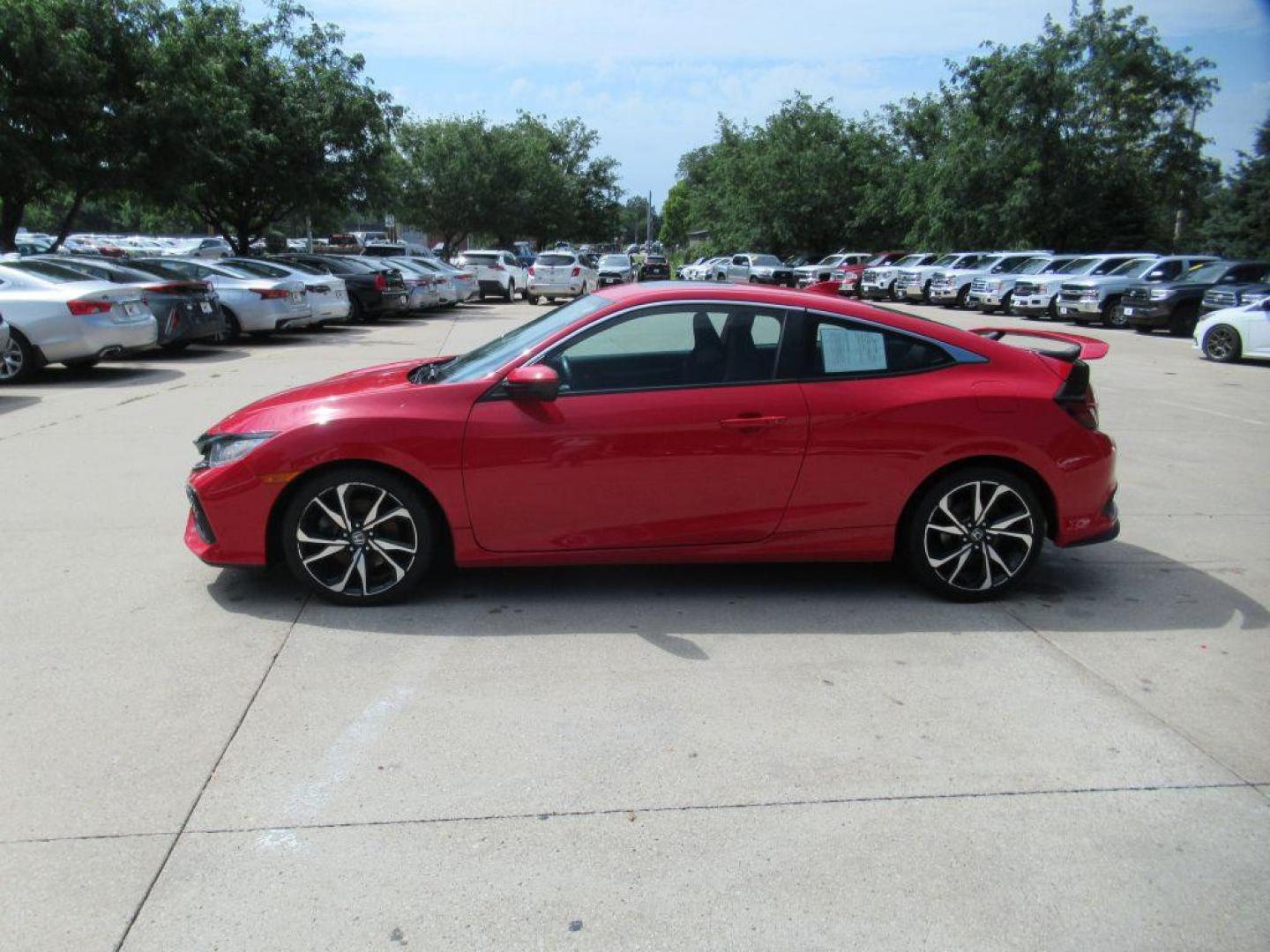 2017 RED HONDA CIVIC SI (2HGFC3A58HH) with an 1.5L engine, 6-Speed Manual transmission, located at 908 SE 14th Street, Des Moines, IA, 50317, (515) 281-0330, 41.580303, -93.597046 - Photo#7