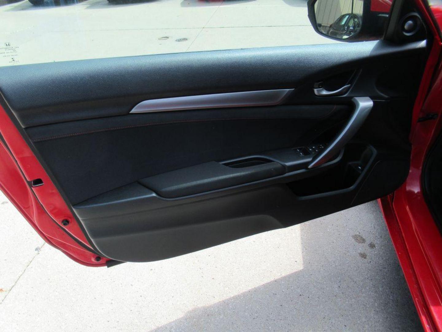 2017 RED HONDA CIVIC SI (2HGFC3A58HH) with an 1.5L engine, 6-Speed Manual transmission, located at 908 SE 14th Street, Des Moines, IA, 50317, (515) 281-0330, 41.580303, -93.597046 - Photo#9