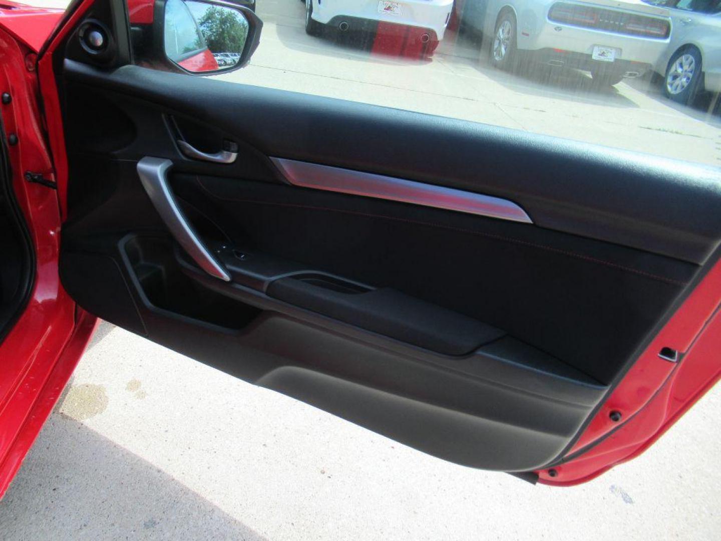 2017 RED HONDA CIVIC SI (2HGFC3A58HH) with an 1.5L engine, 6-Speed Manual transmission, located at 908 SE 14th Street, Des Moines, IA, 50317, (515) 281-0330, 41.580303, -93.597046 - Photo#10