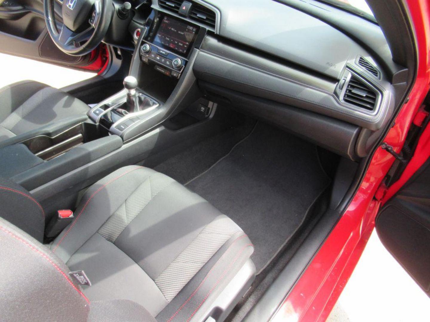 2017 RED HONDA CIVIC SI (2HGFC3A58HH) with an 1.5L engine, 6-Speed Manual transmission, located at 908 SE 14th Street, Des Moines, IA, 50317, (515) 281-0330, 41.580303, -93.597046 - Photo#11