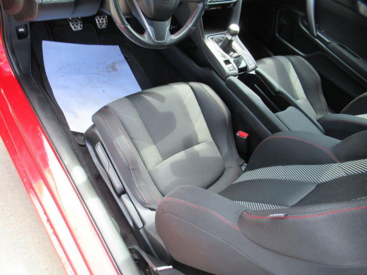 2017 RED HONDA CIVIC SI (2HGFC3A58HH) with an 1.5L engine, 6-Speed Manual transmission, located at 908 SE 14th Street, Des Moines, IA, 50317, (515) 281-0330, 41.580303, -93.597046 - Photo#14