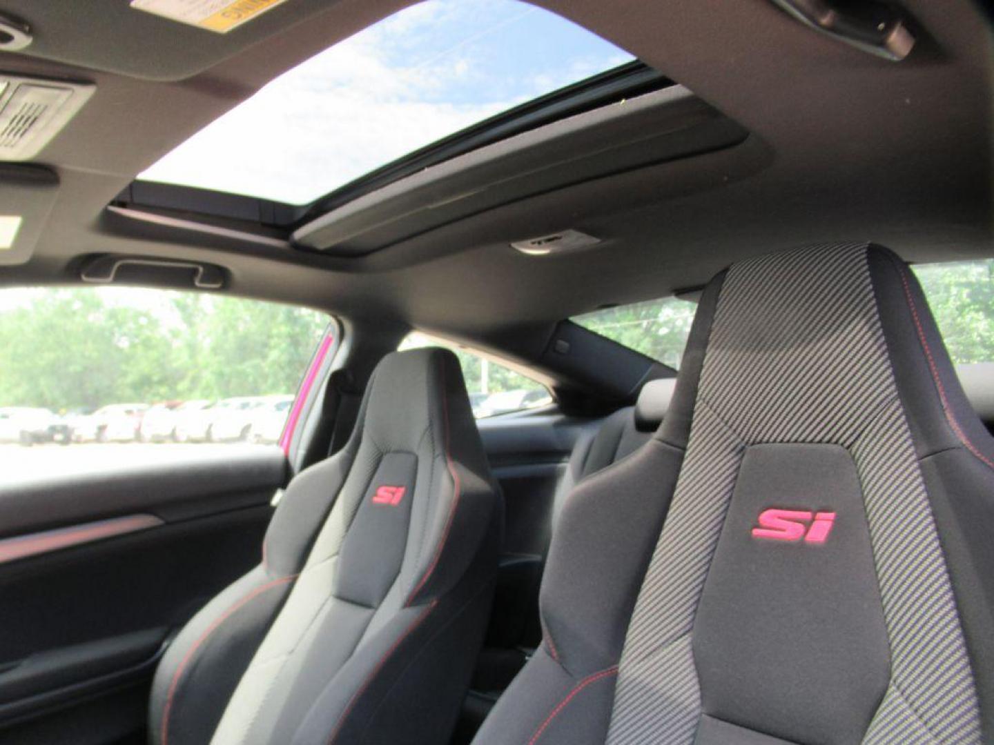 2017 RED HONDA CIVIC SI (2HGFC3A58HH) with an 1.5L engine, 6-Speed Manual transmission, located at 908 SE 14th Street, Des Moines, IA, 50317, (515) 281-0330, 41.580303, -93.597046 - Photo#15