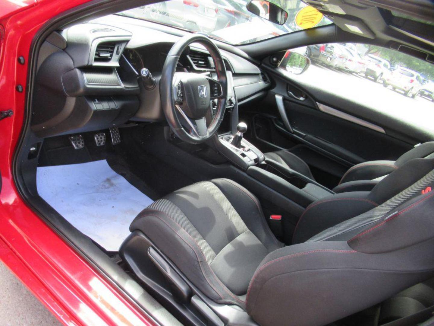 2017 RED HONDA CIVIC SI (2HGFC3A58HH) with an 1.5L engine, 6-Speed Manual transmission, located at 908 SE 14th Street, Des Moines, IA, 50317, (515) 281-0330, 41.580303, -93.597046 - Photo#22