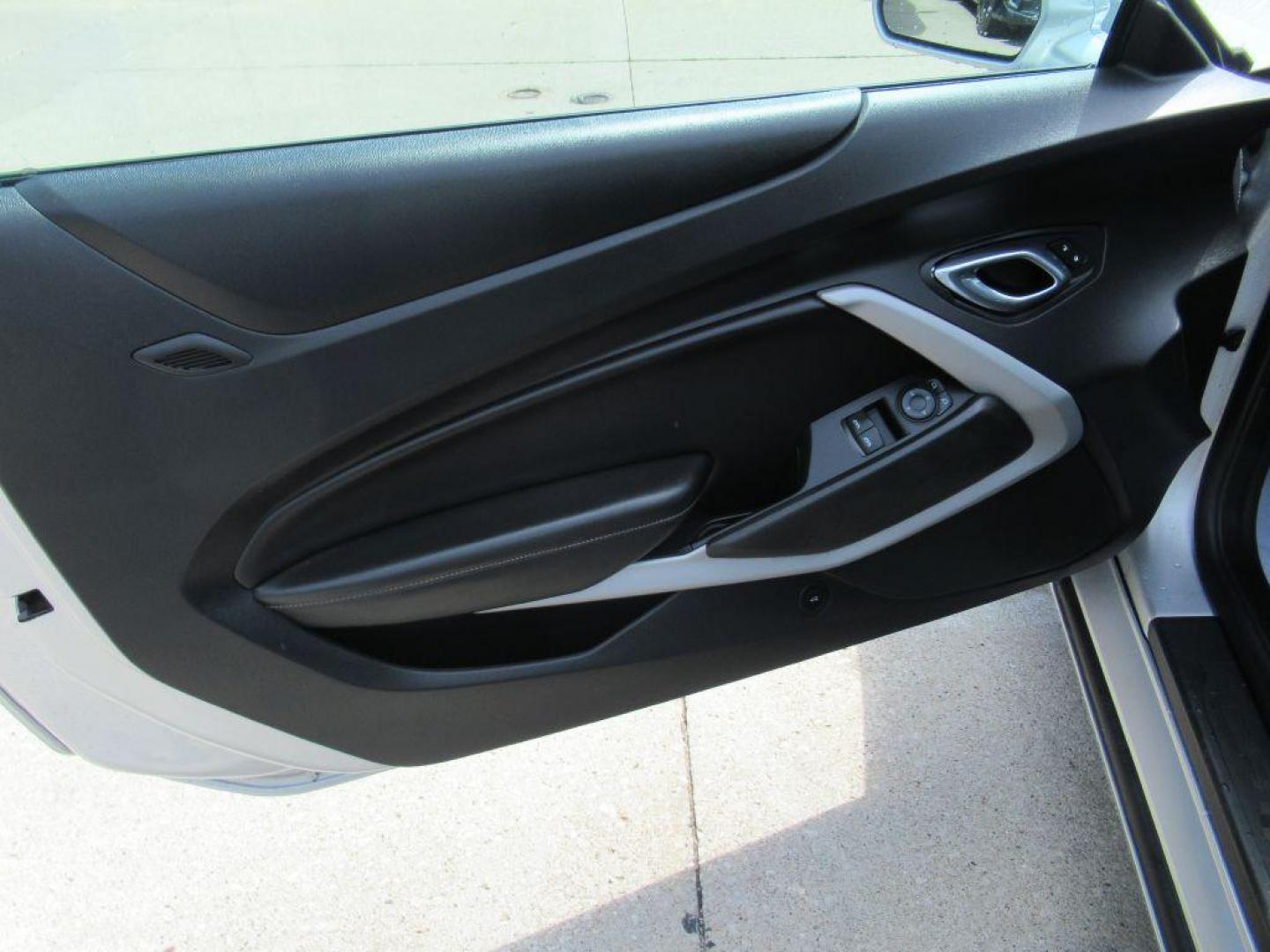 2019 SILVER CHEVROLET CAMARO LS (1G1FB1RS4K0) with an 3.6L engine, Automatic transmission, located at 908 SE 14th Street, Des Moines, IA, 50317, (515) 281-0330, 41.580303, -93.597046 - Photo#8