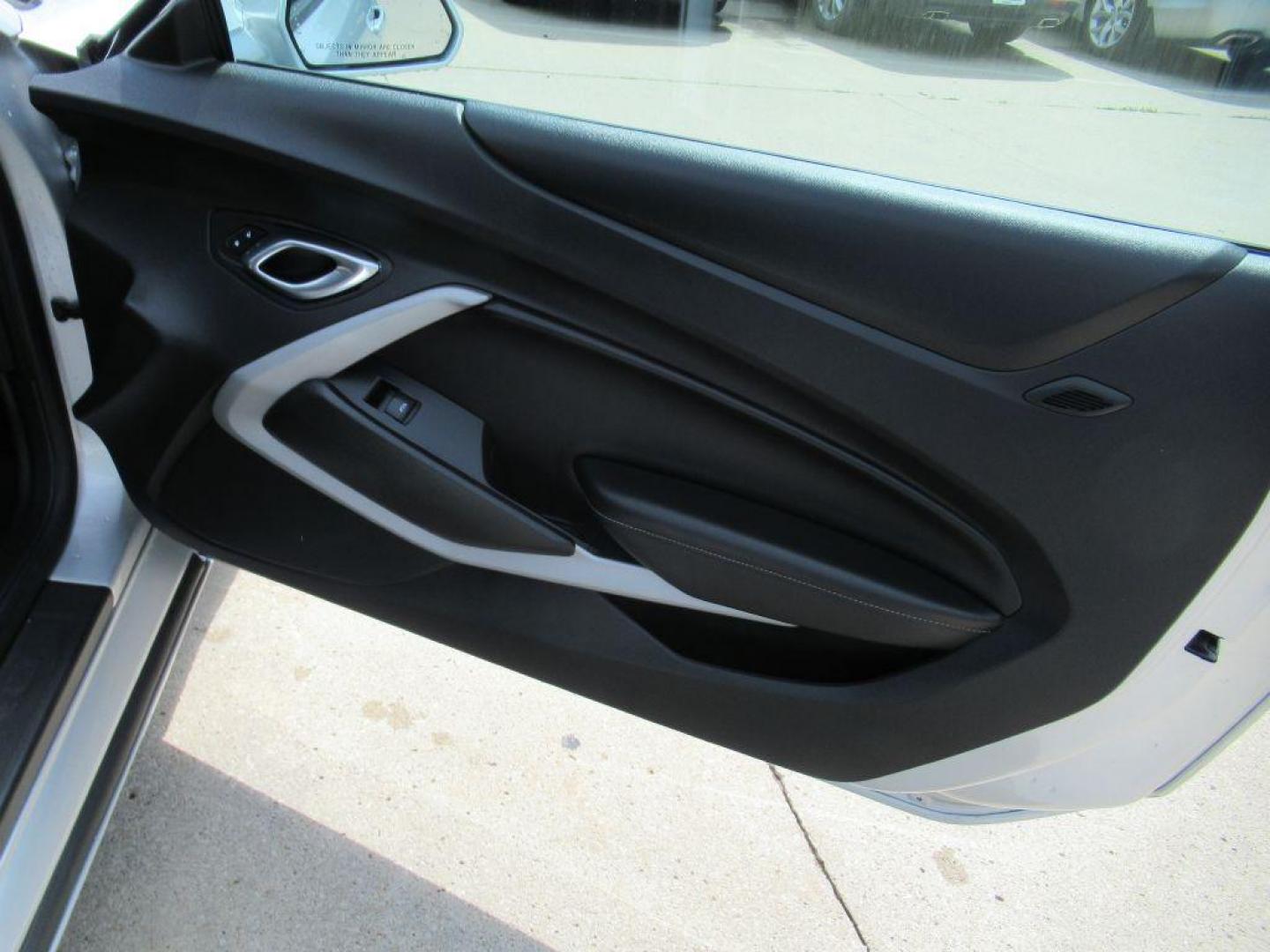 2019 SILVER CHEVROLET CAMARO LS (1G1FB1RS4K0) with an 3.6L engine, Automatic transmission, located at 908 SE 14th Street, Des Moines, IA, 50317, (515) 281-0330, 41.580303, -93.597046 - Photo#9