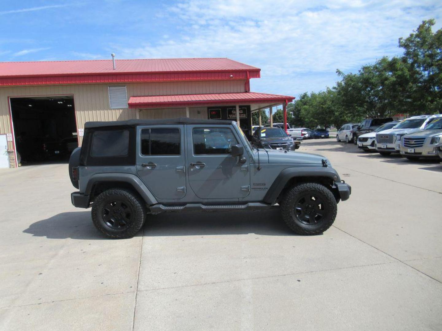 2014 GRAY JEEP WRANGLER UNLIMI SPORT (1C4BJWDGXEL) with an 3.6L engine, Automatic transmission, located at 908 SE 14th Street, Des Moines, IA, 50317, (515) 281-0330, 41.580303, -93.597046 - Photo#3