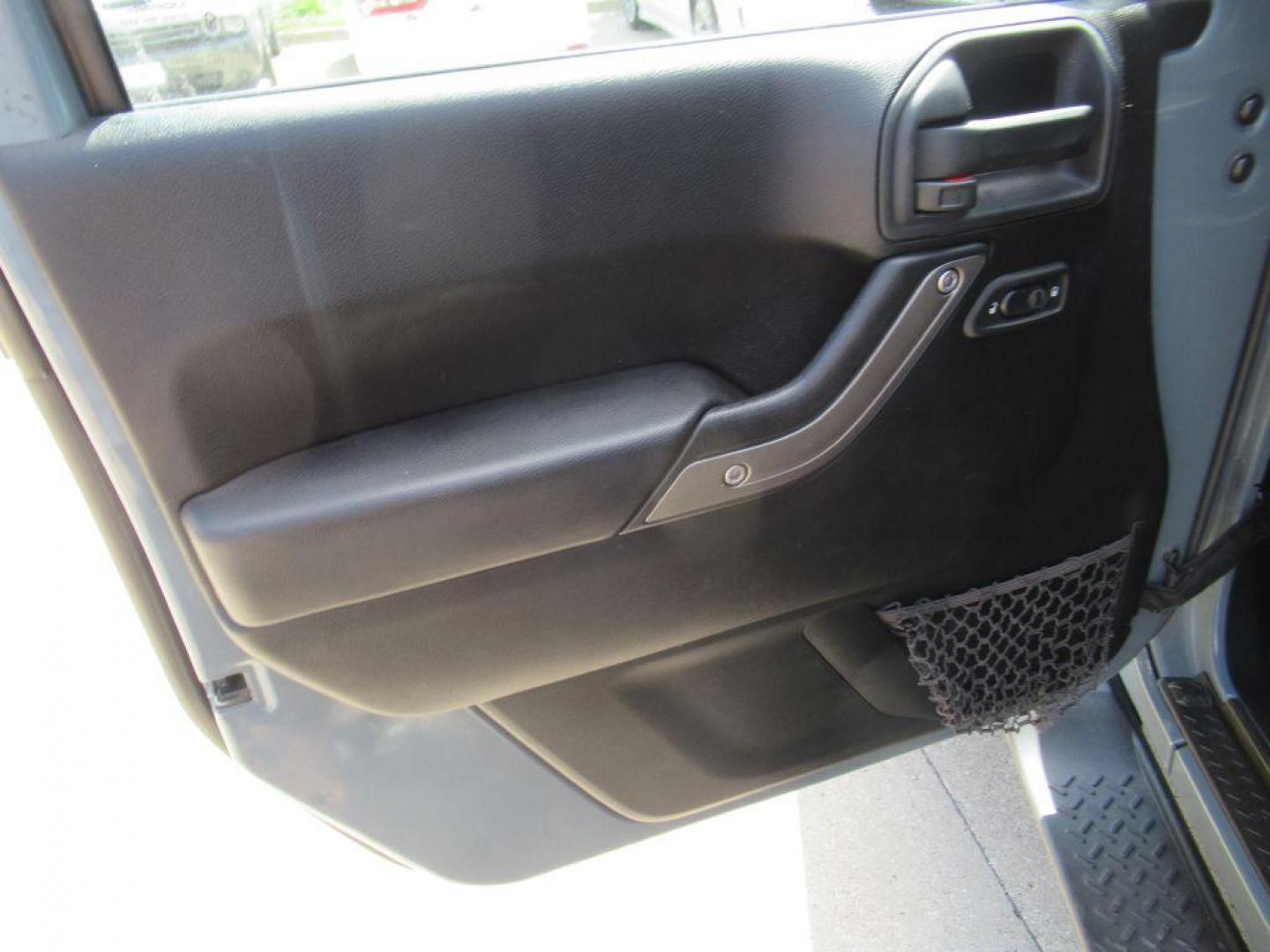 2014 GRAY JEEP WRANGLER UNLIMI SPORT (1C4BJWDGXEL) with an 3.6L engine, Automatic transmission, located at 908 SE 14th Street, Des Moines, IA, 50317, (515) 281-0330, 41.580303, -93.597046 - Photo#9