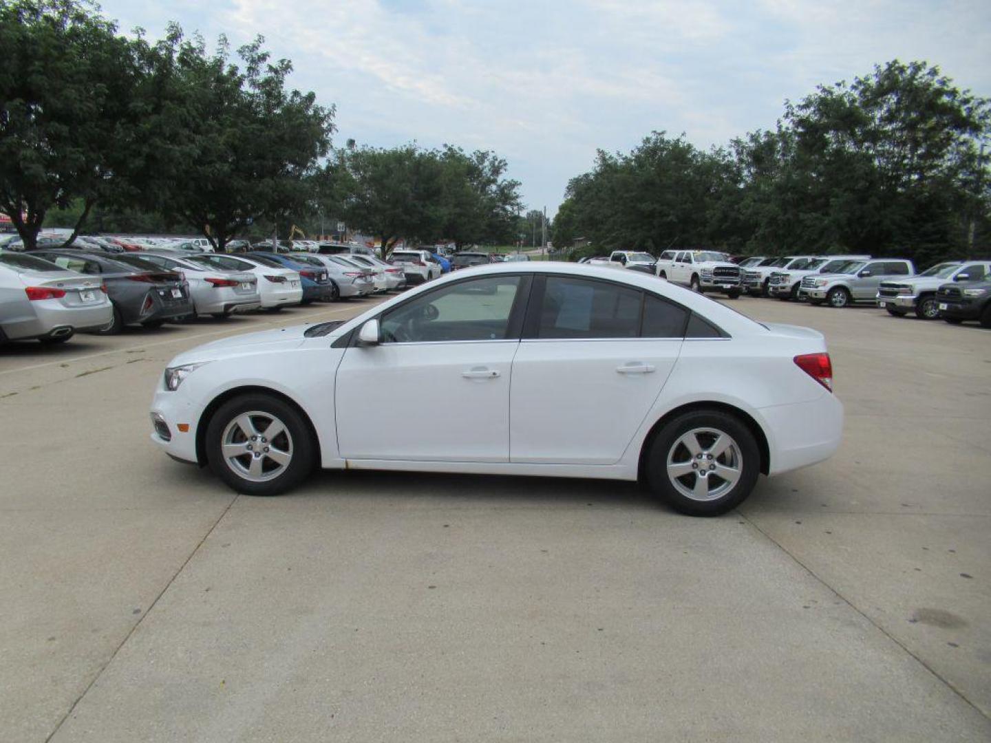 2016 WHITE CHEVROLET CRUZE LIMITED LT (1G1PE5SBXG7) with an 1.4L engine, Automatic transmission, located at 908 SE 14th Street, Des Moines, IA, 50317, (515) 281-0330, 41.580303, -93.597046 - Photo#7