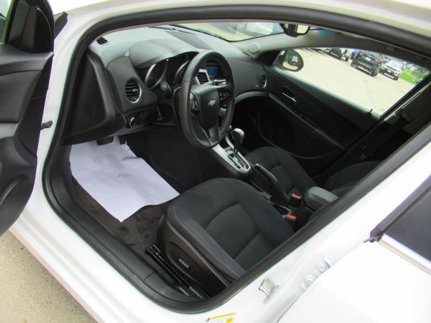 2016 WHITE CHEVROLET CRUZE LIMITED LT (1G1PE5SBXG7) with an 1.4L engine, Automatic transmission, located at 908 SE 14th Street, Des Moines, IA, 50317, (515) 281-0330, 41.580303, -93.597046 - Photo#23