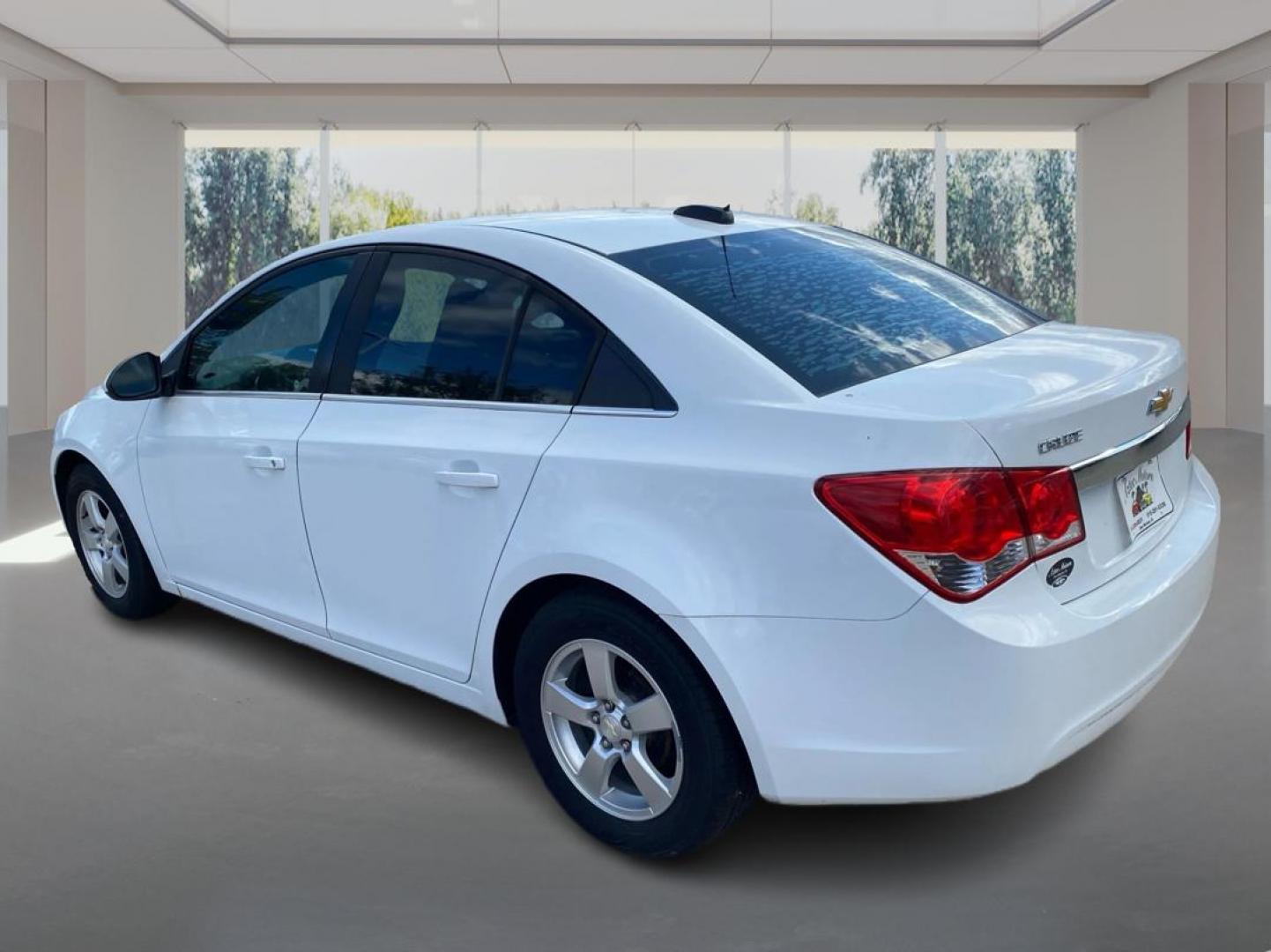 2016 WHITE CHEVROLET CRUZE LIMITED LT (1G1PE5SBXG7) with an 1.4L engine, Automatic transmission, located at 908 SE 14th Street, Des Moines, IA, 50317, (515) 281-0330, 41.580303, -93.597046 - Photo#4